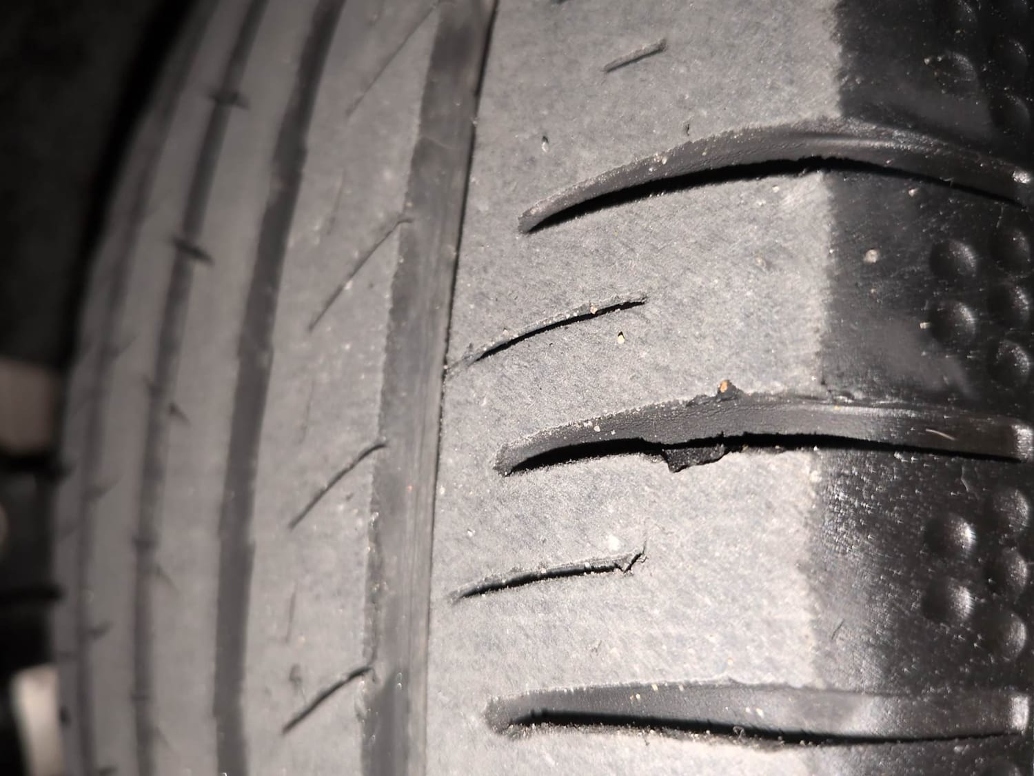 Used 2016 Volkswagen Vento Comfortline 1.2 (P) AT Petrol Automatic tyres RIGHT FRONT TYRE TREAD VIEW