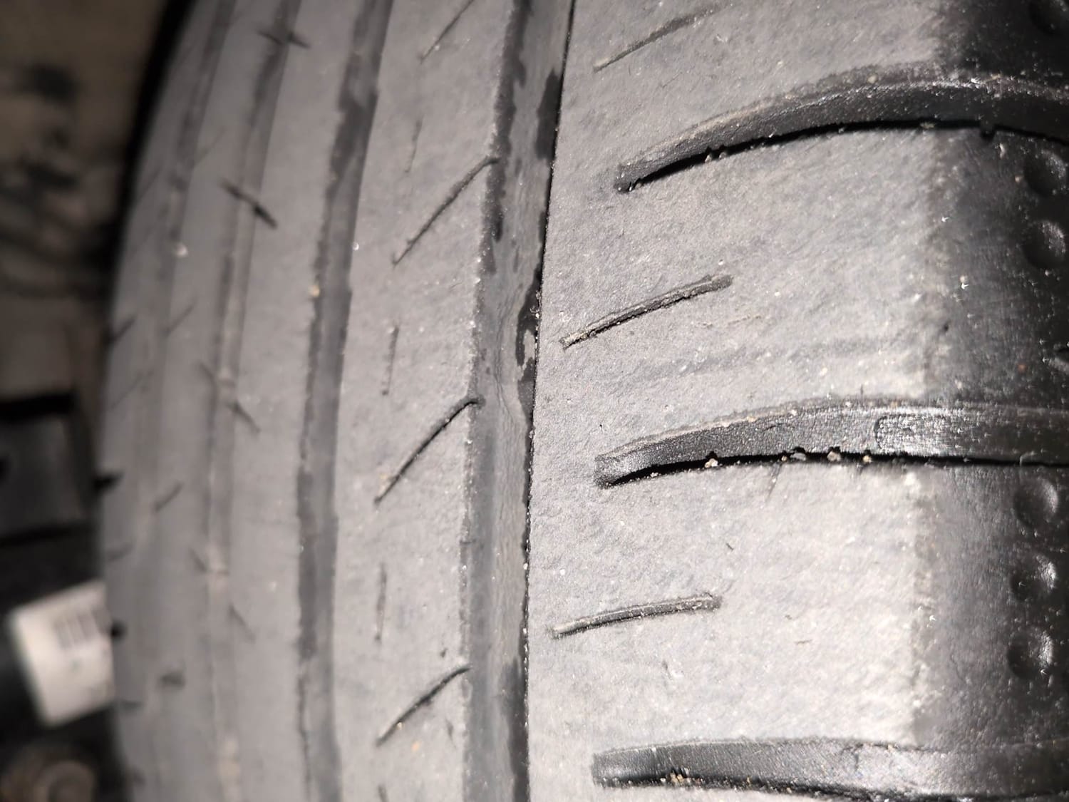 Used 2016 Volkswagen Vento Comfortline 1.2 (P) AT Petrol Automatic tyres LEFT FRONT TYRE TREAD VIEW