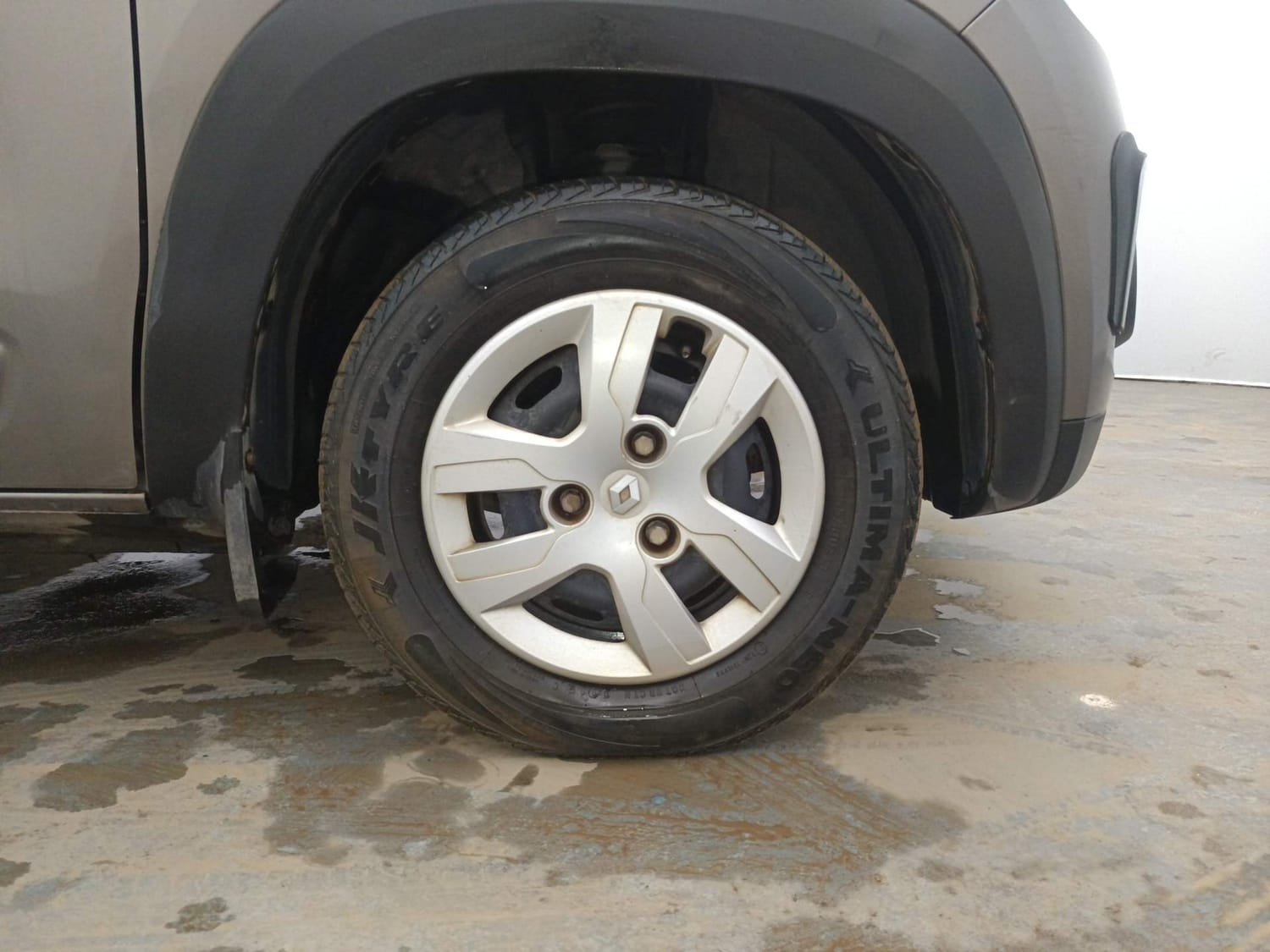 Used 2019 Renault Kwid RXL Petrol Manual tyres RIGHT FRONT TYRE RIM VIEW