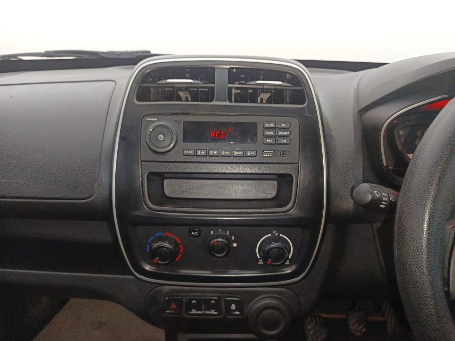 Used 2019 Renault Kwid RXL Petrol Manual interior MUSIC SYSTEM & AC CONTROL VIEW