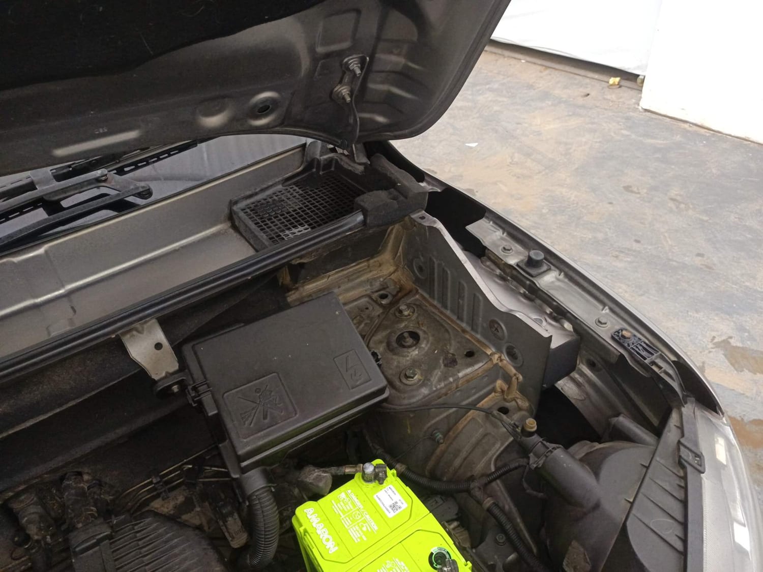 Used 2019 Renault Kwid RXL Petrol Manual engine ENGINE LEFT SIDE HINGE & APRON VIEW