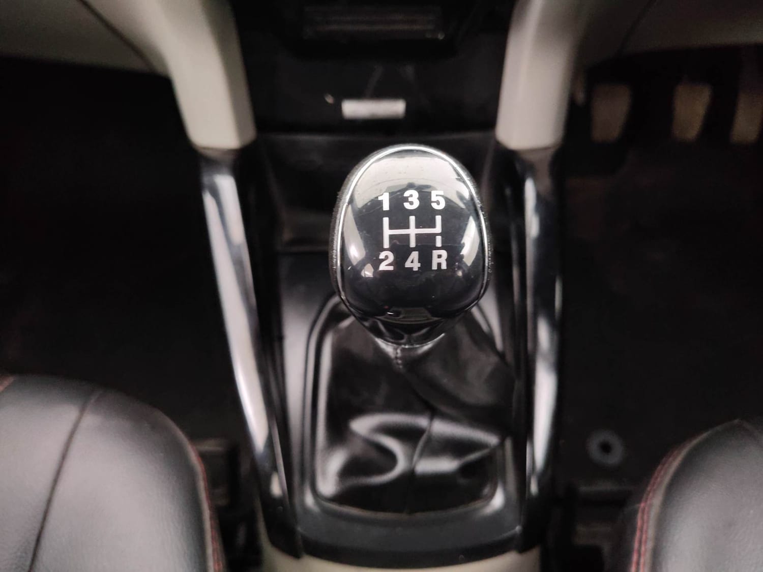Used 2014 Ford EcoSport Titanium 1.5 Ti-VCT Petrol Manual interior GEAR  KNOB VIEW
