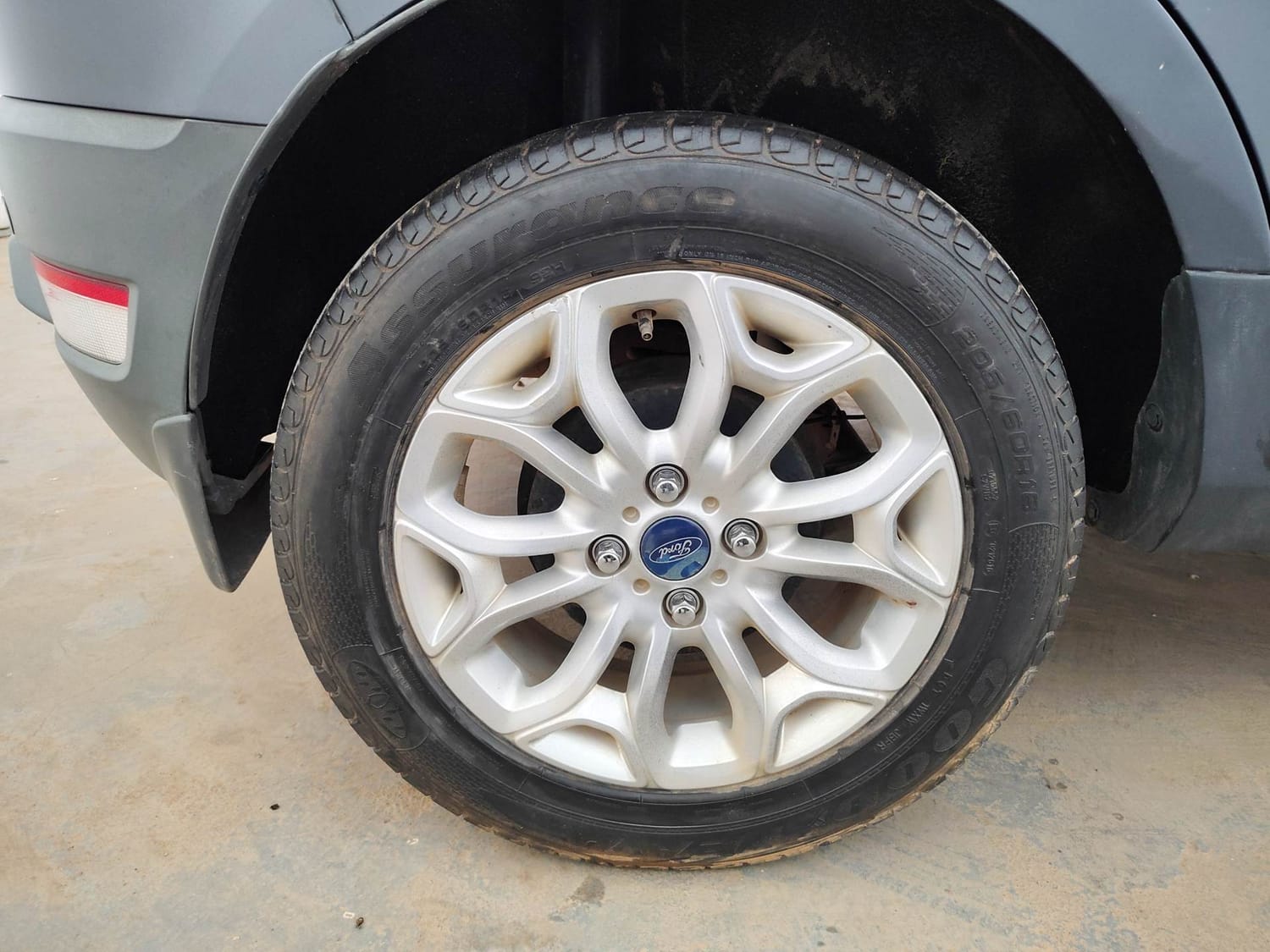 Used 2014 Ford EcoSport Titanium 1.5 Ti-VCT Petrol Manual tyres RIGHT REAR TYRE RIM VIEW