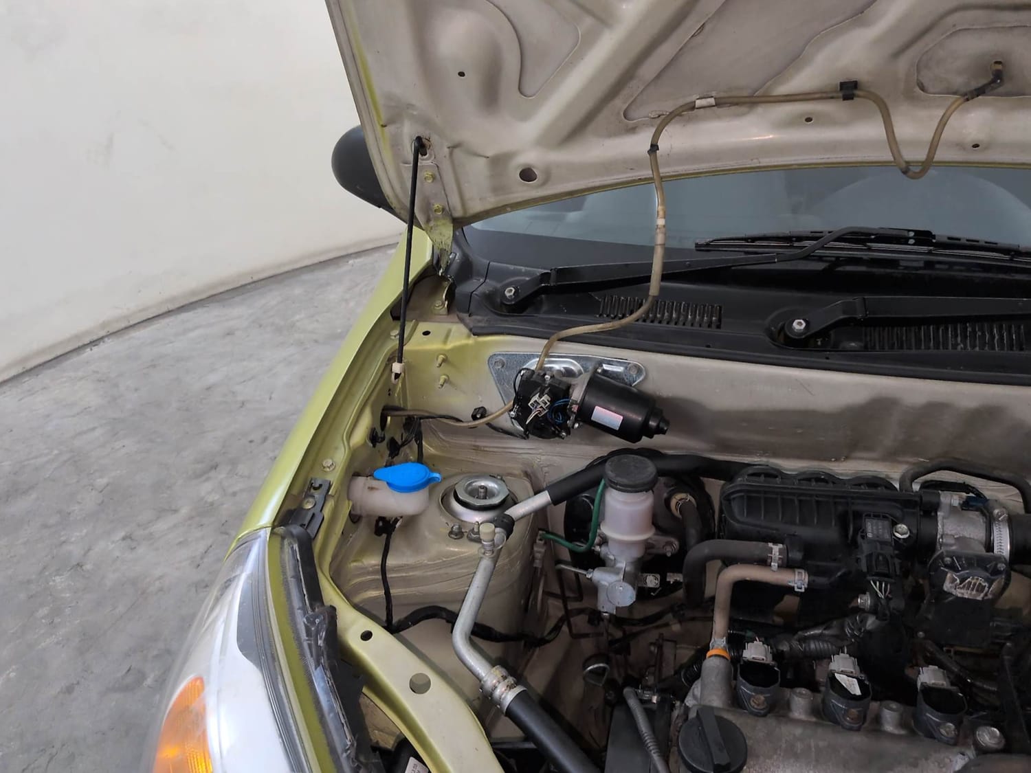 Used 2016 Maruti Suzuki Alto 800 Lxi Petrol Manual engine ENGINE RIGHT SIDE HINGE & APRON VIEW