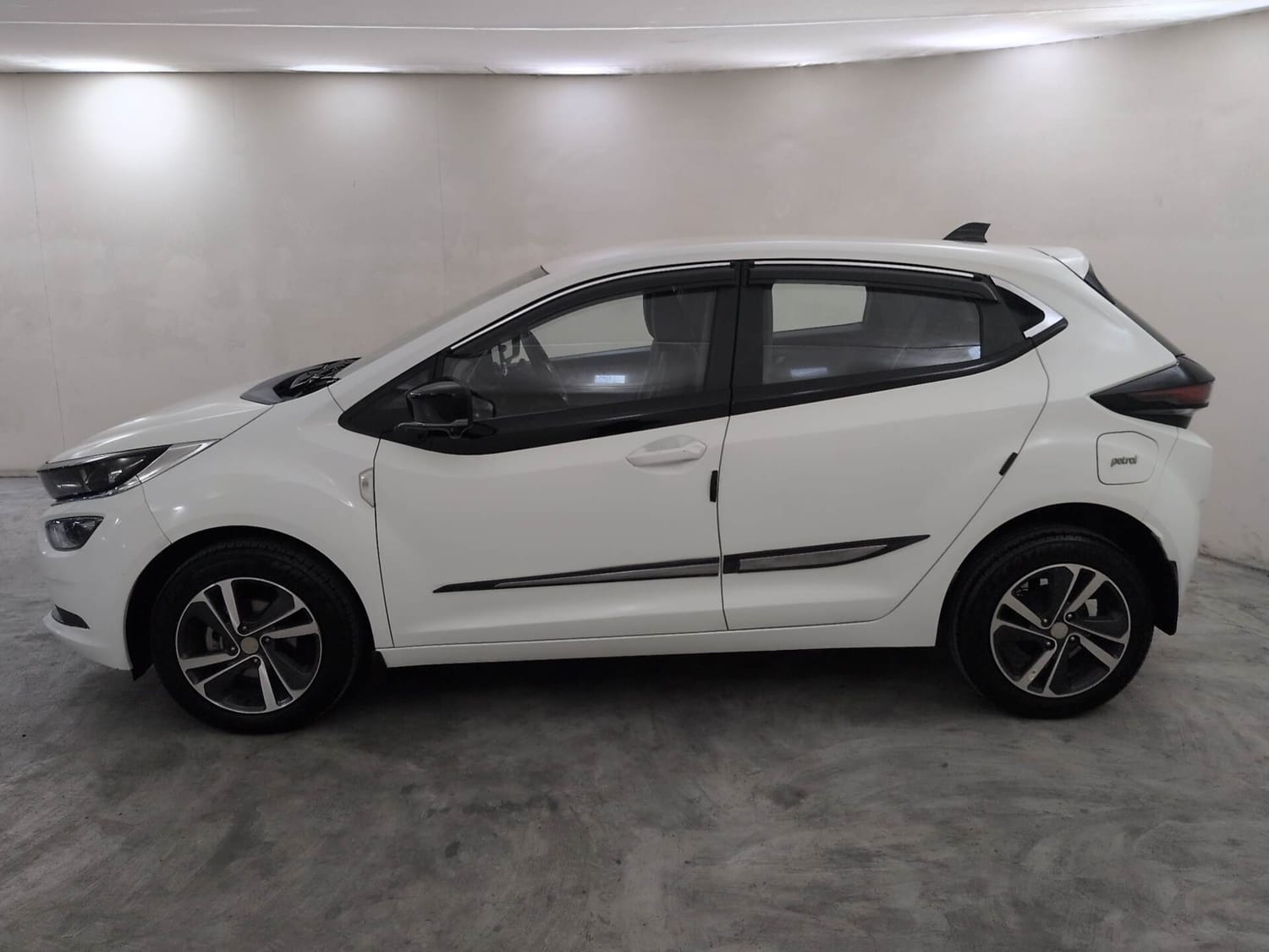 Used 2025 Tata Altroz XZA Lux Petrol Petrol Automatic exterior LEFT SIDE VIEW