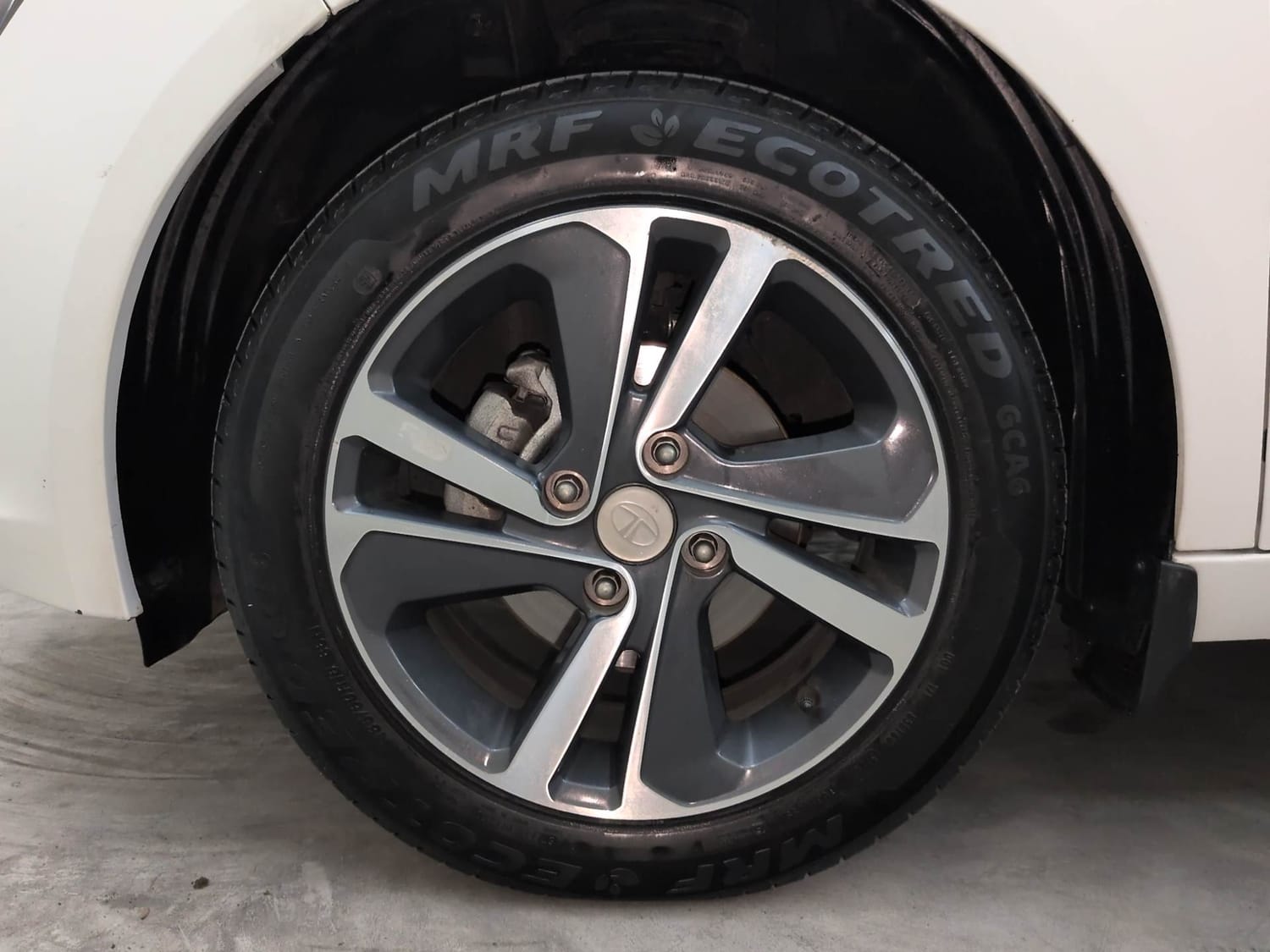Used 2025 Tata Altroz XZA Lux Petrol Petrol Automatic tyres LEFT FRONT TYRE RIM VIEW