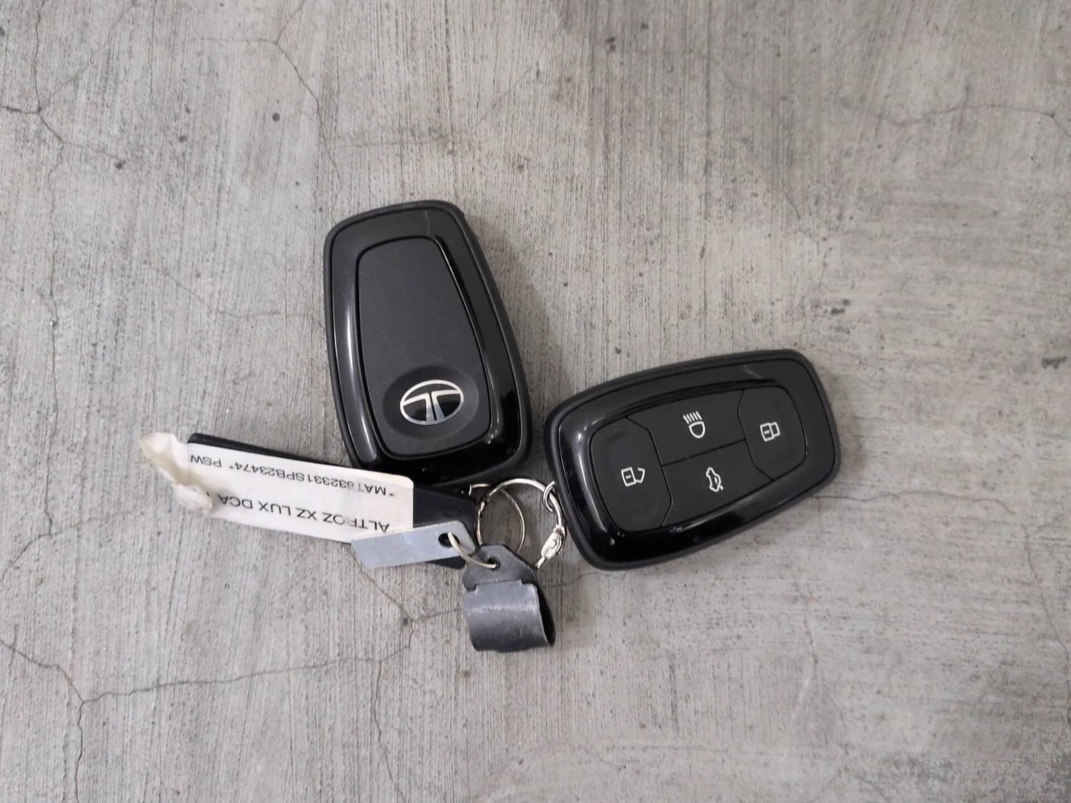 Used 2025 Tata Altroz XZA Lux Petrol Petrol Automatic extra CAR KEY VIEW