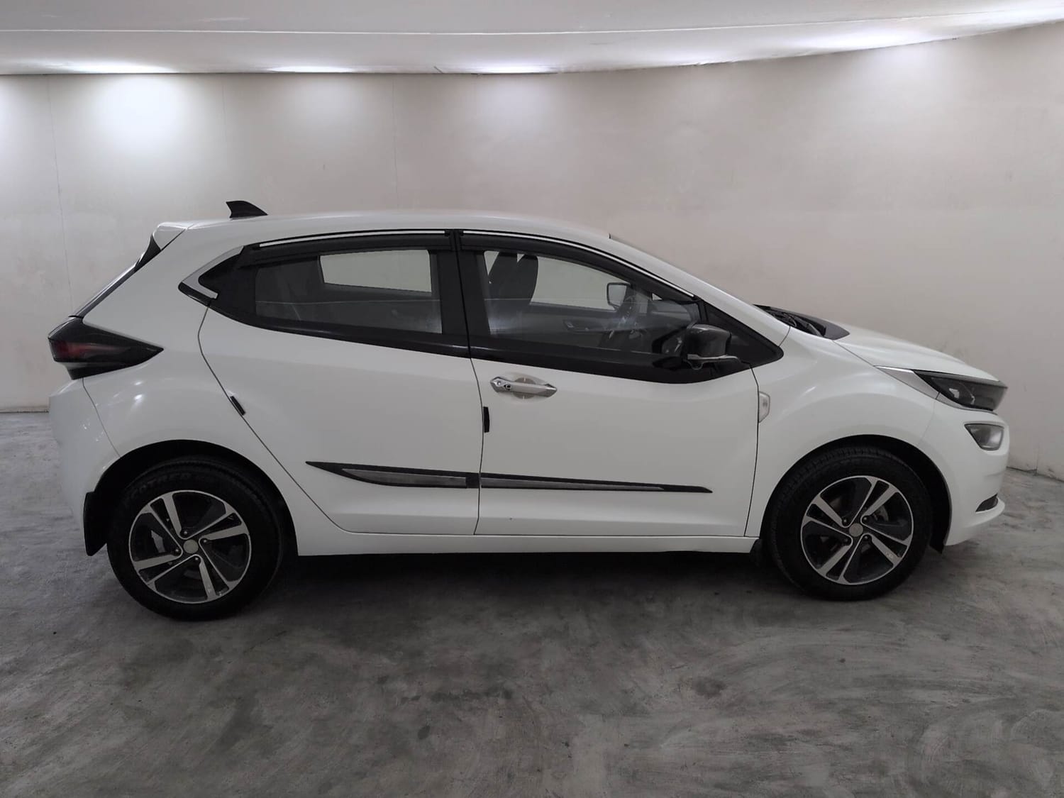 Used 2025 Tata Altroz XZA Lux Petrol Petrol Automatic exterior RIGHT SIDE VIEW