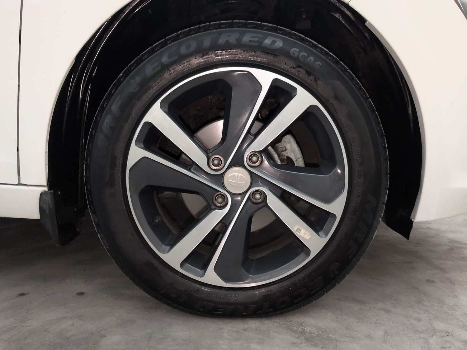 Used 2025 Tata Altroz XZA Lux Petrol Petrol Automatic tyres RIGHT FRONT TYRE RIM VIEW