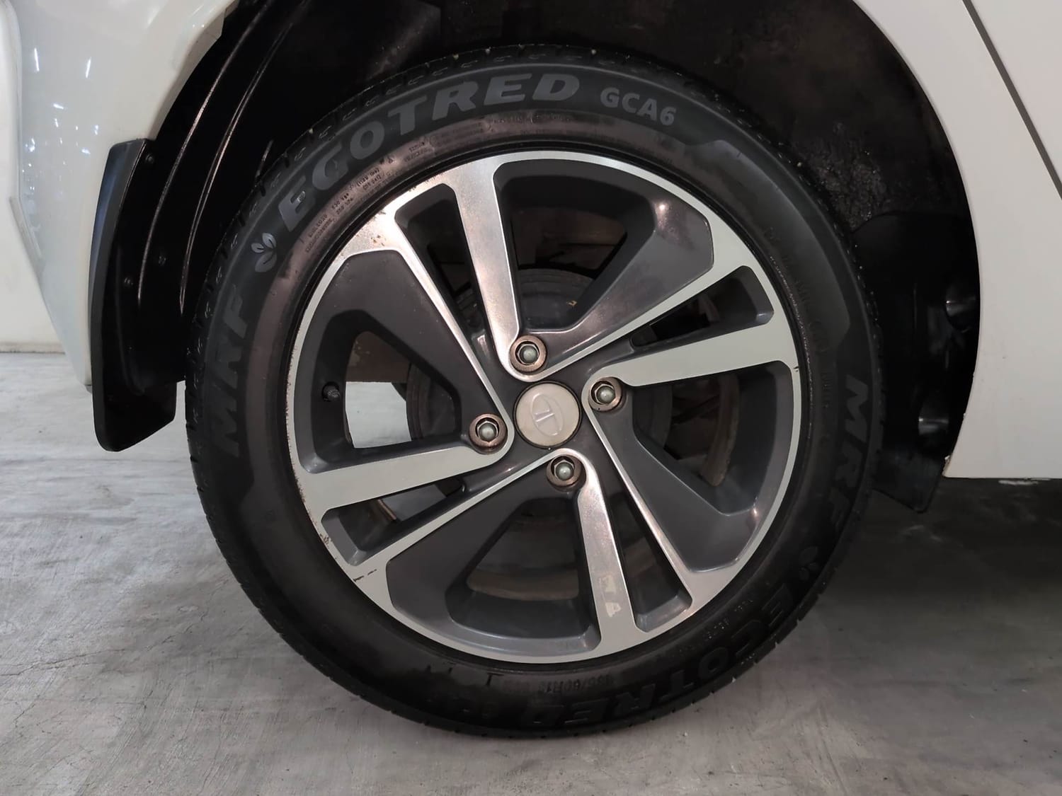 Used 2025 Tata Altroz XZA Lux Petrol Petrol Automatic tyres RIGHT REAR TYRE RIM VIEW