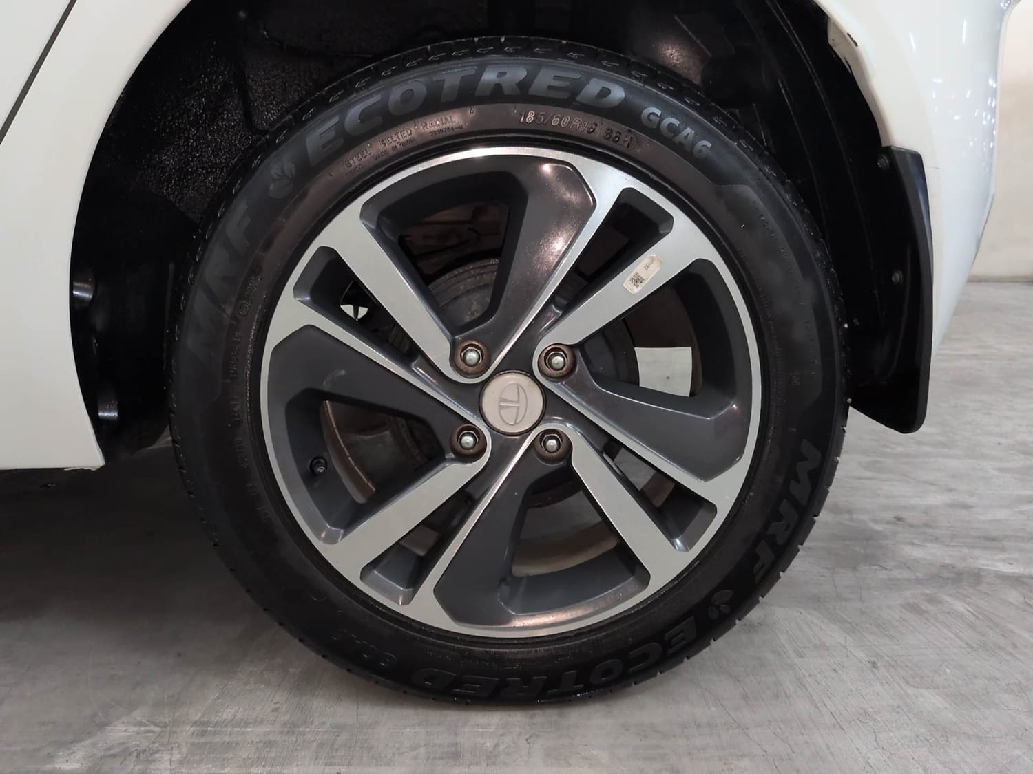 Used 2025 Tata Altroz XZA Lux Petrol Petrol Automatic tyres LEFT REAR TYRE RIM VIEW