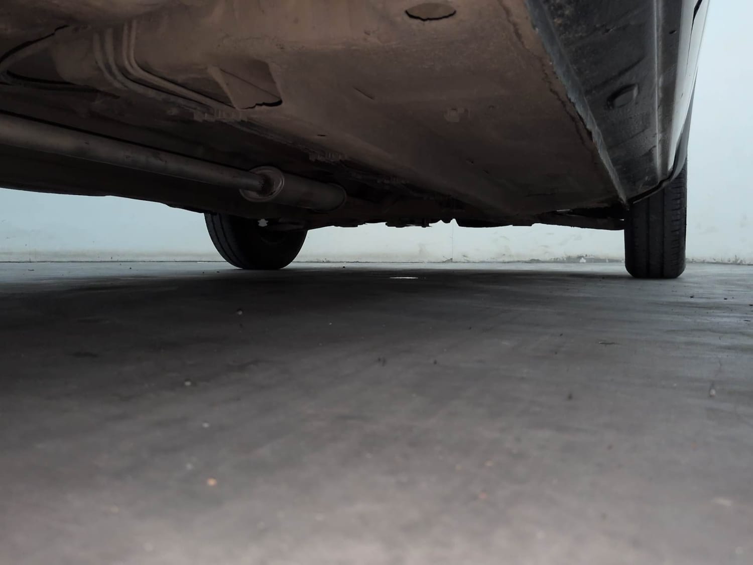 Used 2017 Renault Kwid 1.0 RXT AMT Petrol Automatic extra REAR RIGHT UNDERBODY VIEW