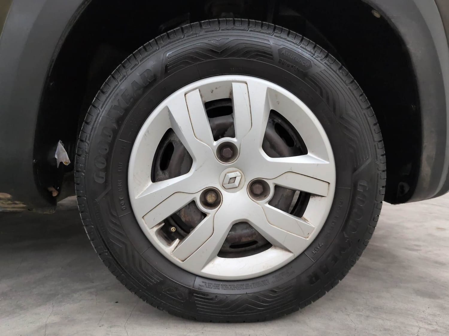 Used 2017 Renault Kwid 1.0 RXT AMT Petrol Automatic tyres RIGHT FRONT TYRE RIM VIEW