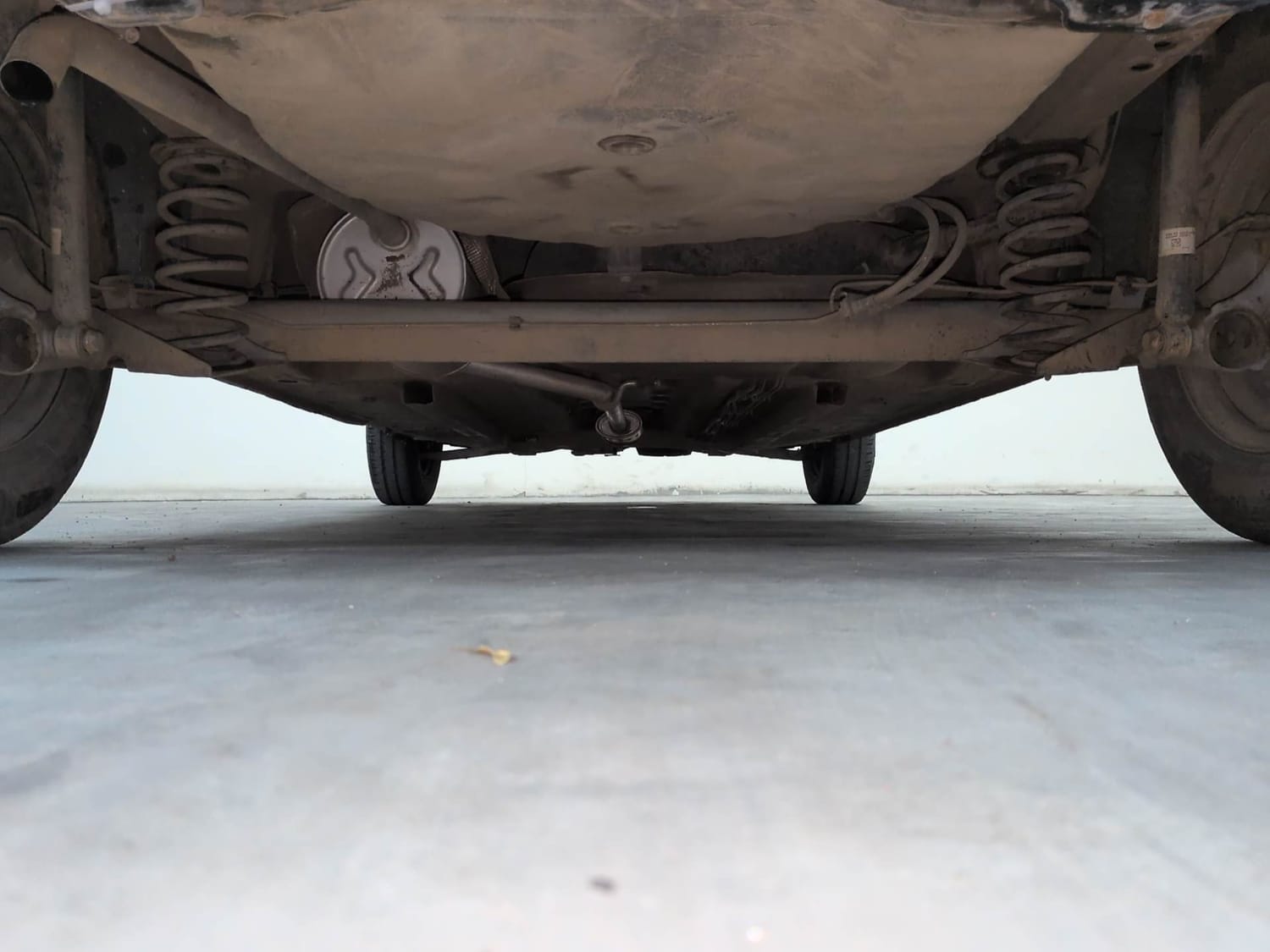 Used 2017 Renault Kwid 1.0 RXT AMT Petrol Automatic extra REAR UNDERBODY VIEW (TAKEN FROM REAR)