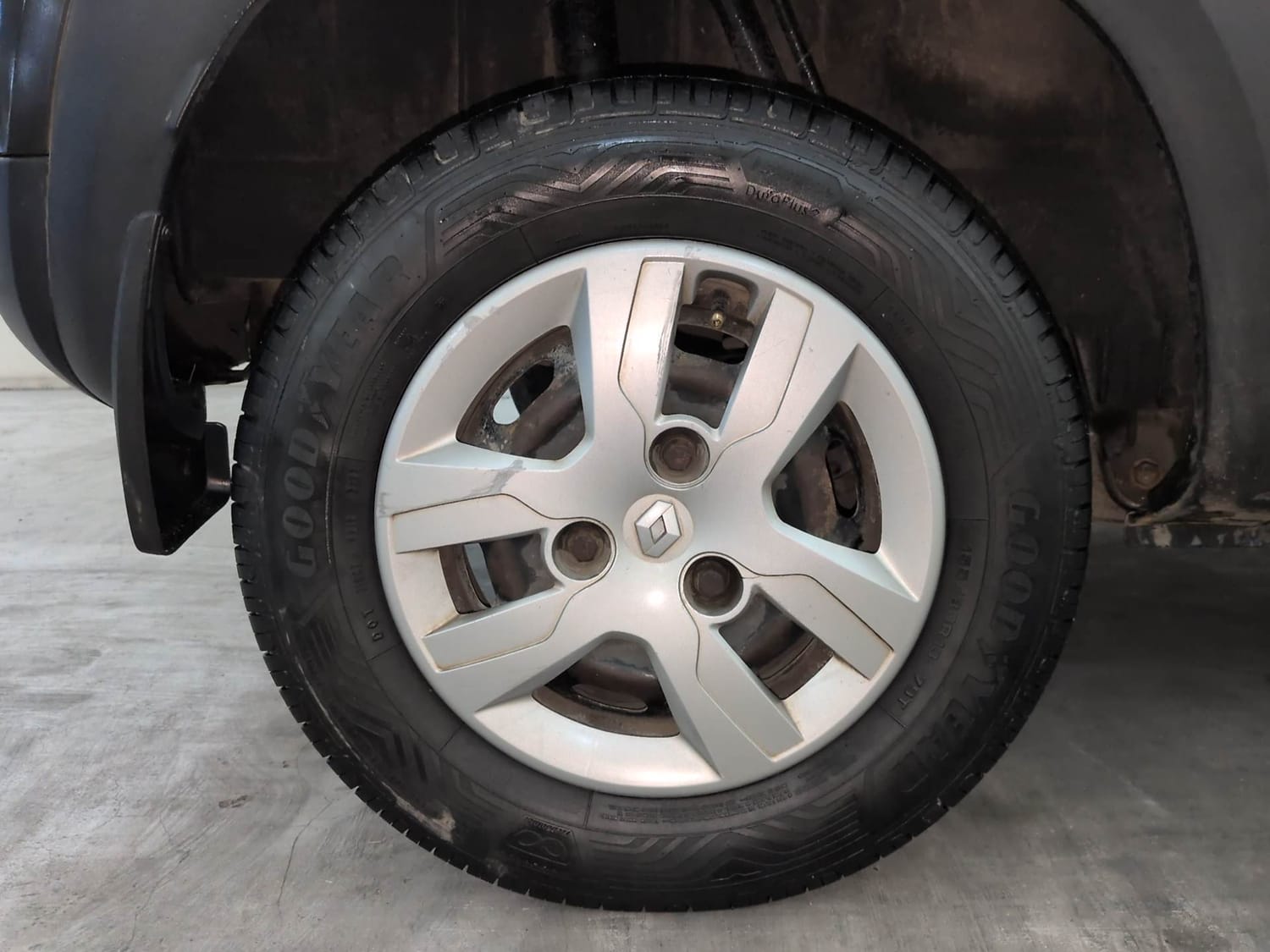 Used 2017 Renault Kwid 1.0 RXT AMT Petrol Automatic tyres RIGHT REAR TYRE RIM VIEW