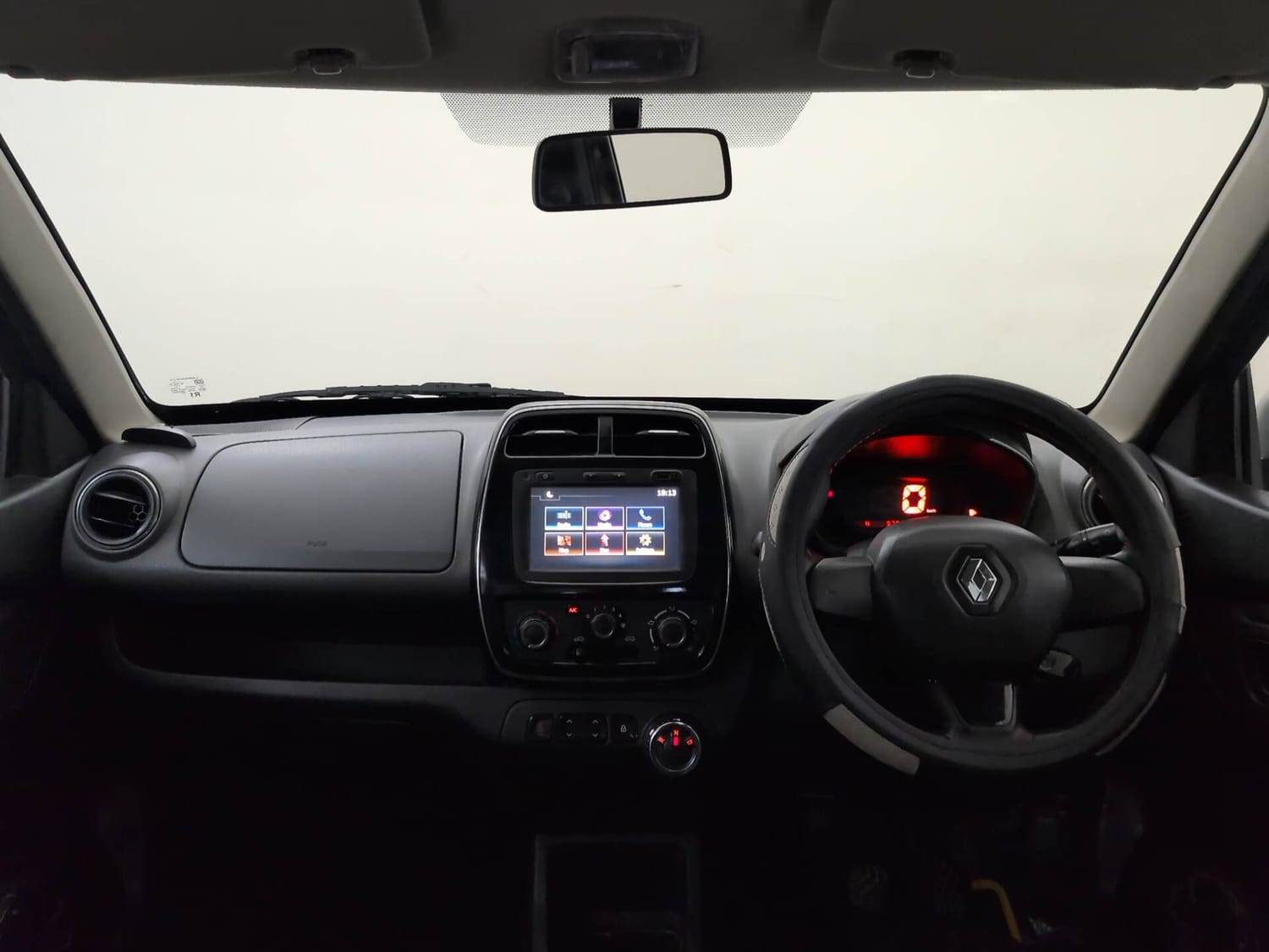 Used 2017 Renault Kwid 1.0 RXT AMT Petrol Automatic interior DASHBOARD VIEW