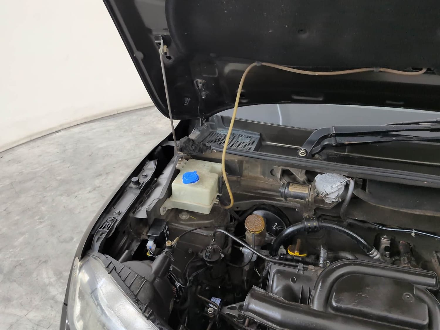 Used 2017 Renault Kwid 1.0 RXT AMT Petrol Automatic engine ENGINE RIGHT SIDE HINGE & APRON VIEW
