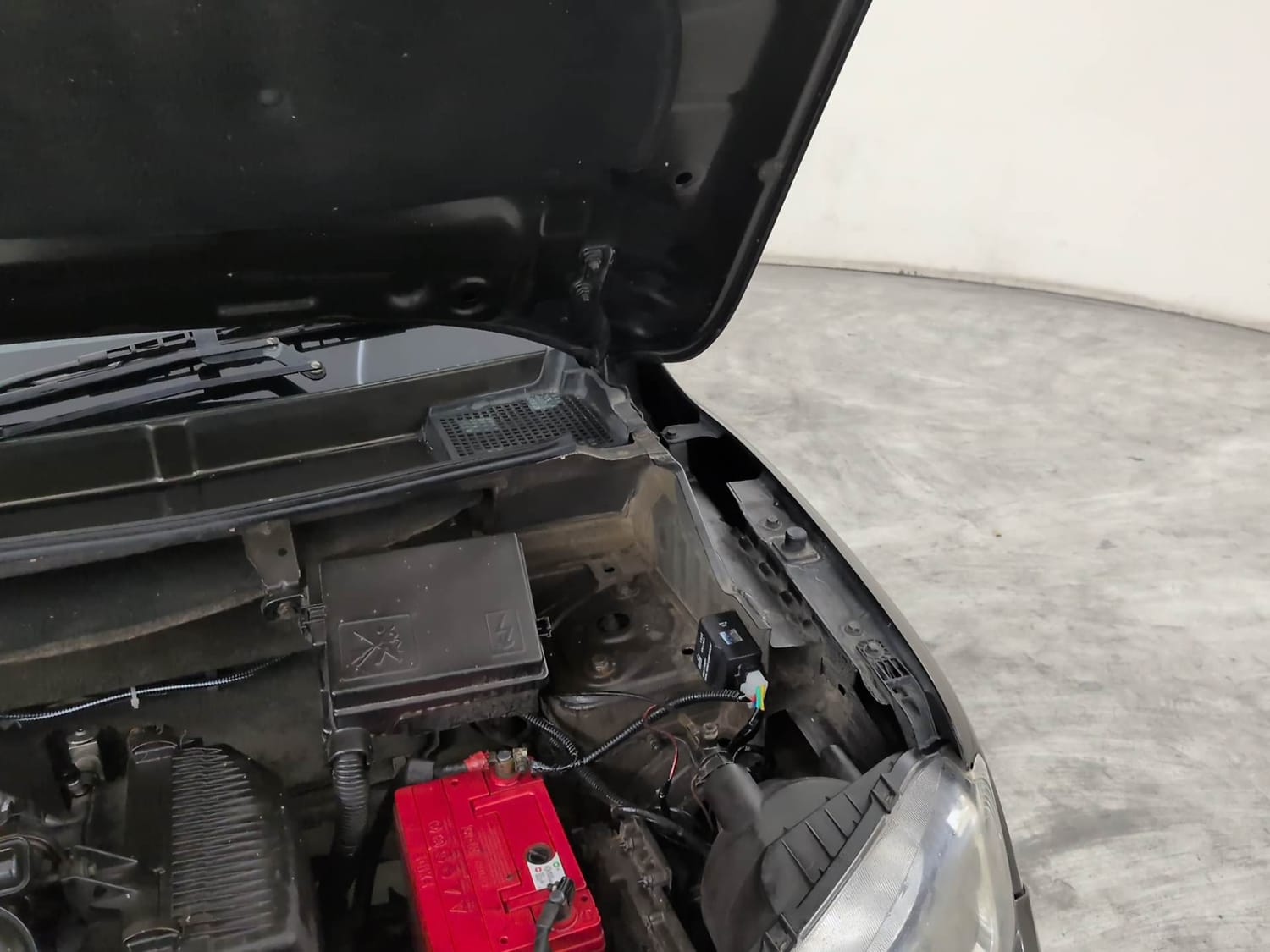 Used 2017 Renault Kwid 1.0 RXT AMT Petrol Automatic engine ENGINE LEFT SIDE HINGE & APRON VIEW
