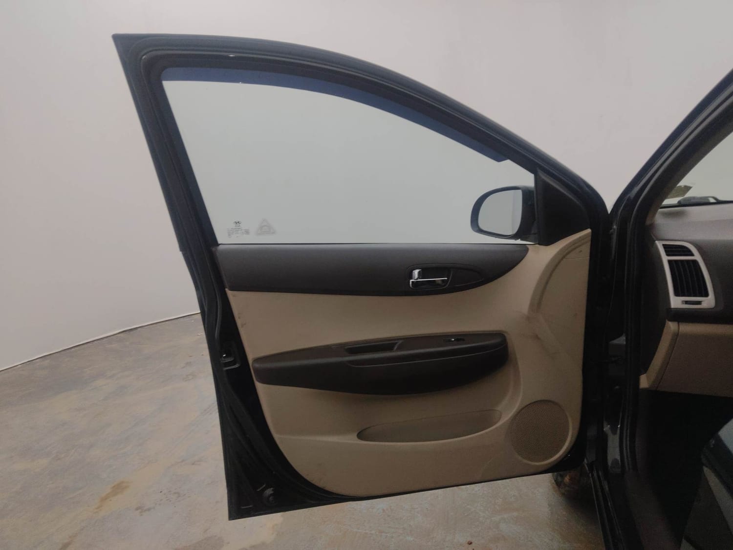 Used 2012 Hyundai i20 Sportz 1.2 BS-IV Petrol Manual interior LEFT FRONT DOOR OPEN VIEW