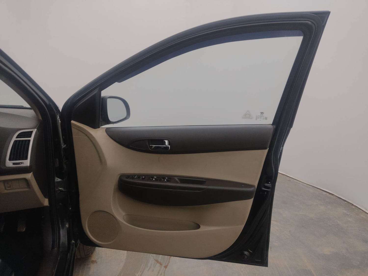 Used 2012 Hyundai i20 Sportz 1.2 BS-IV Petrol Manual interior RIGHT FRONT DOOR OPEN VIEW