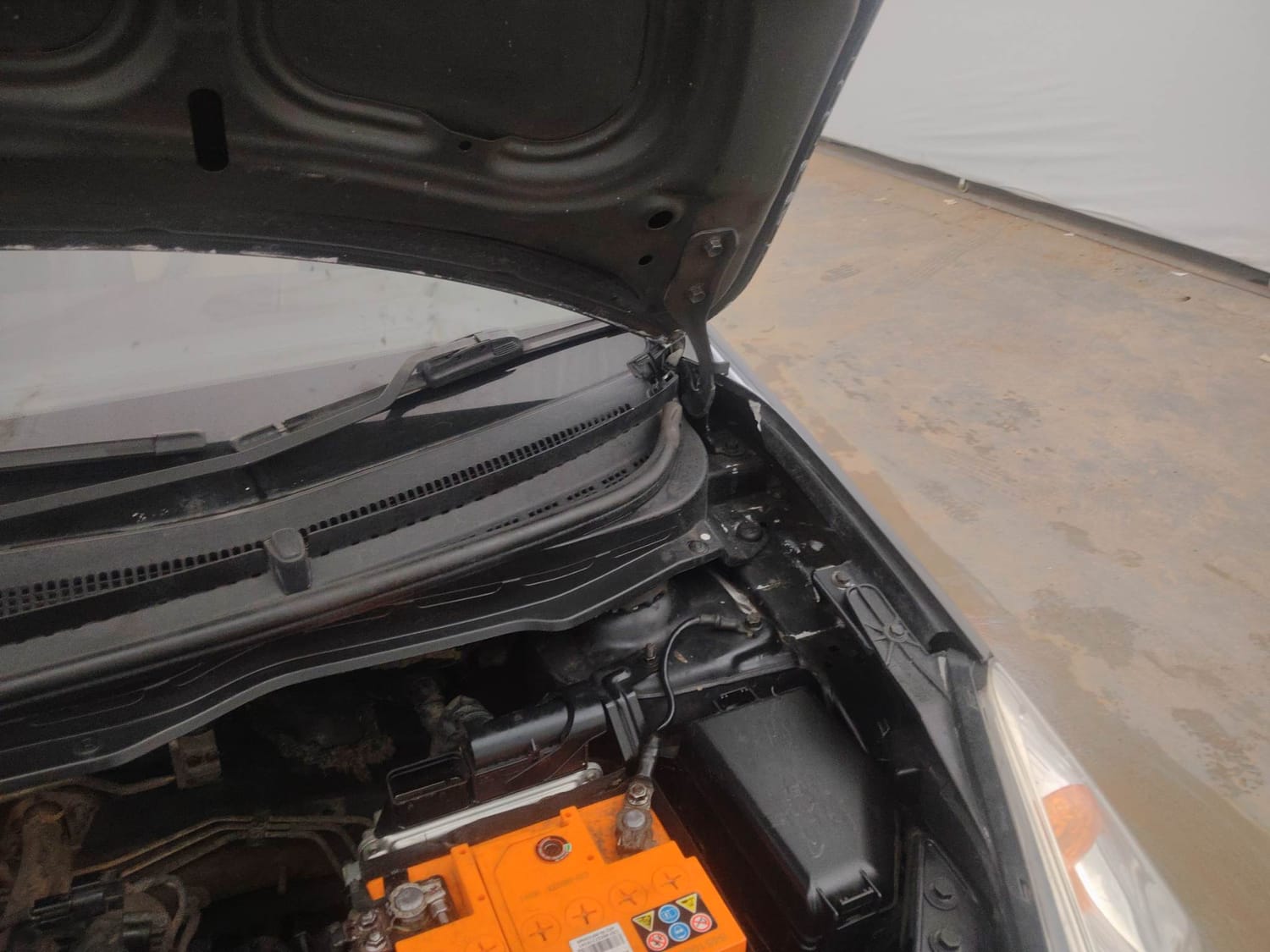 Used 2012 Hyundai i20 Sportz 1.2 BS-IV Petrol Manual engine ENGINE LEFT SIDE HINGE & APRON VIEW