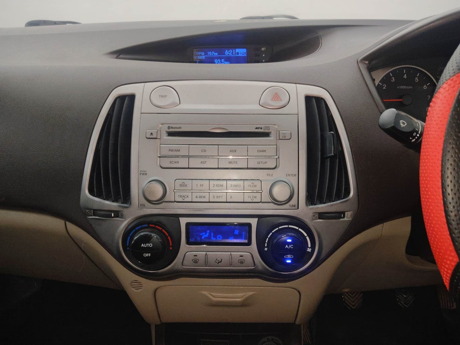 Used 2012 Hyundai i20 Sportz 1.2 BS-IV Petrol Manual interior MUSIC SYSTEM & AC CONTROL VIEW