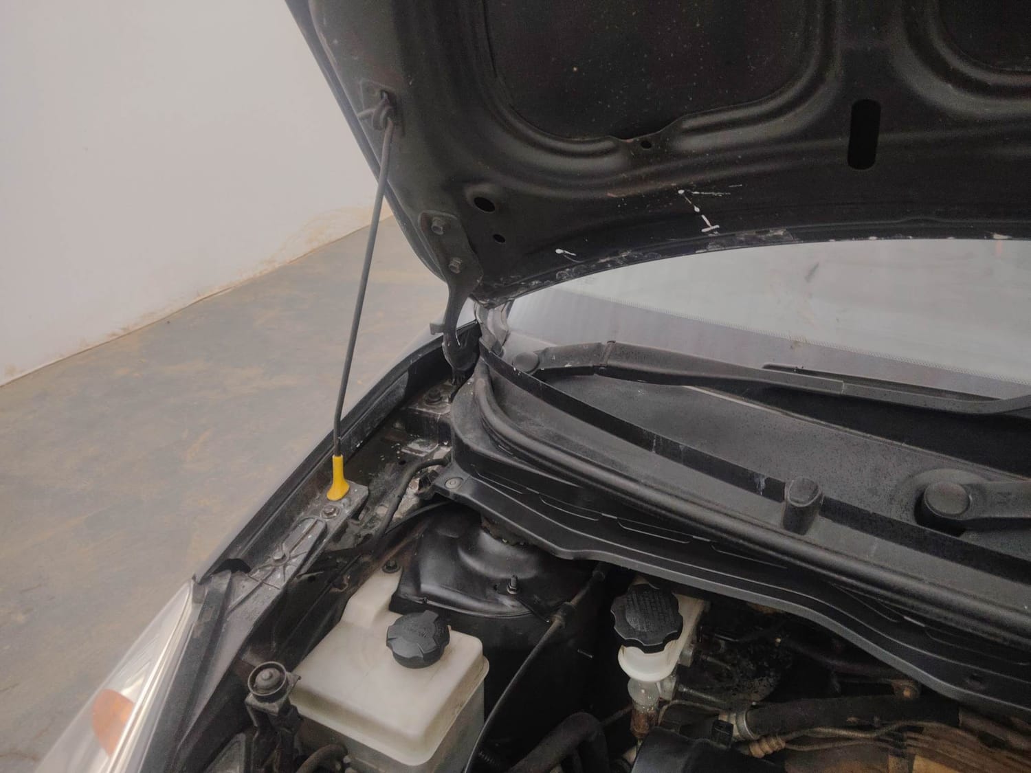 Used 2012 Hyundai i20 Sportz 1.2 BS-IV Petrol Manual engine ENGINE RIGHT SIDE HINGE & APRON VIEW