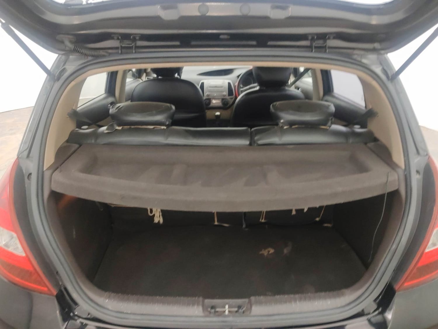 Used 2012 Hyundai i20 Sportz 1.2 BS-IV Petrol Manual interior DICKY INSIDE VIEW