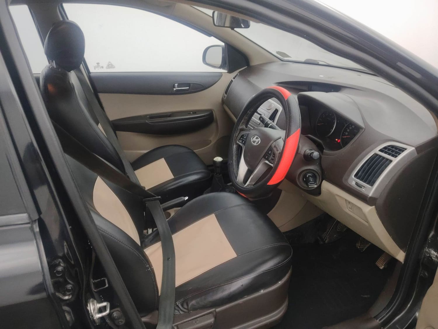 Used 2012 Hyundai i20 Sportz 1.2 BS-IV Petrol Manual interior RIGHT SIDE FRONT DOOR CABIN VIEW