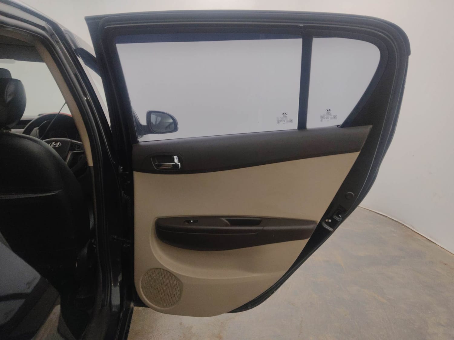 Used 2012 Hyundai i20 Sportz 1.2 BS-IV Petrol Manual interior RIGHT REAR DOOR OPEN VIEW