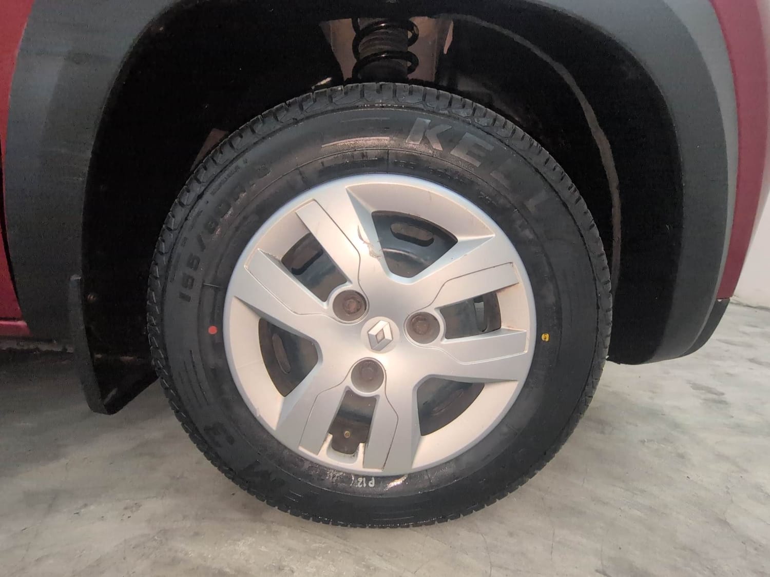 Used 2019 Renault Kwid RXT (O) 1.0 SCE Edition Petrol Manual tyres RIGHT FRONT TYRE RIM VIEW
