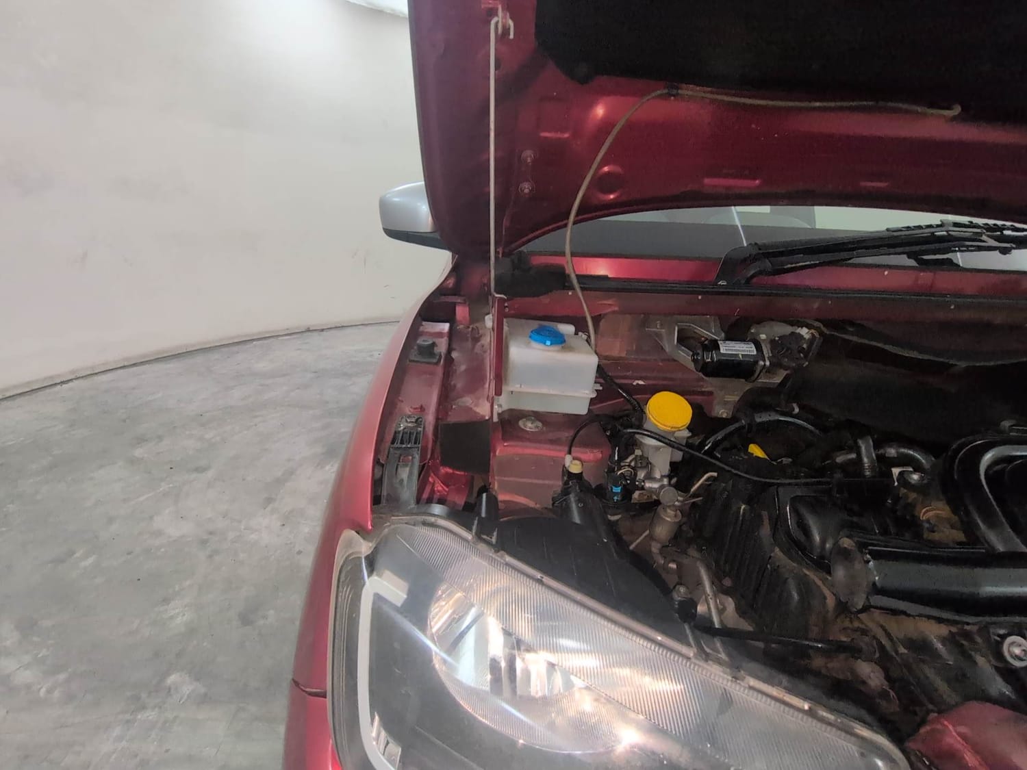 Used 2019 Renault Kwid RXT (O) 1.0 SCE Edition Petrol Manual engine ENGINE RIGHT SIDE HINGE & APRON VIEW