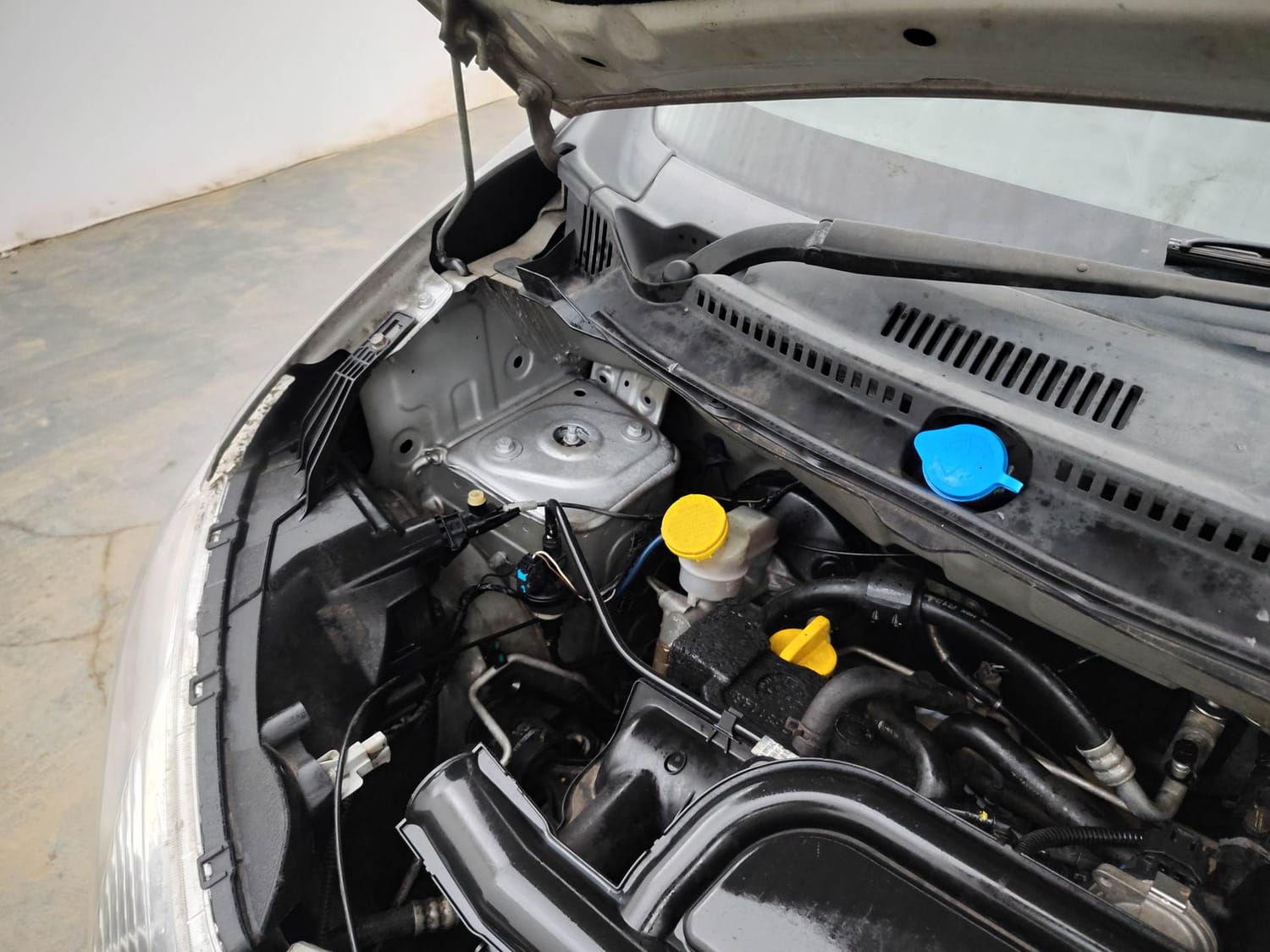 Used 2018 Datsun Redi-GO T (O) Petrol Manual engine ENGINE RIGHT SIDE HINGE & APRON VIEW
