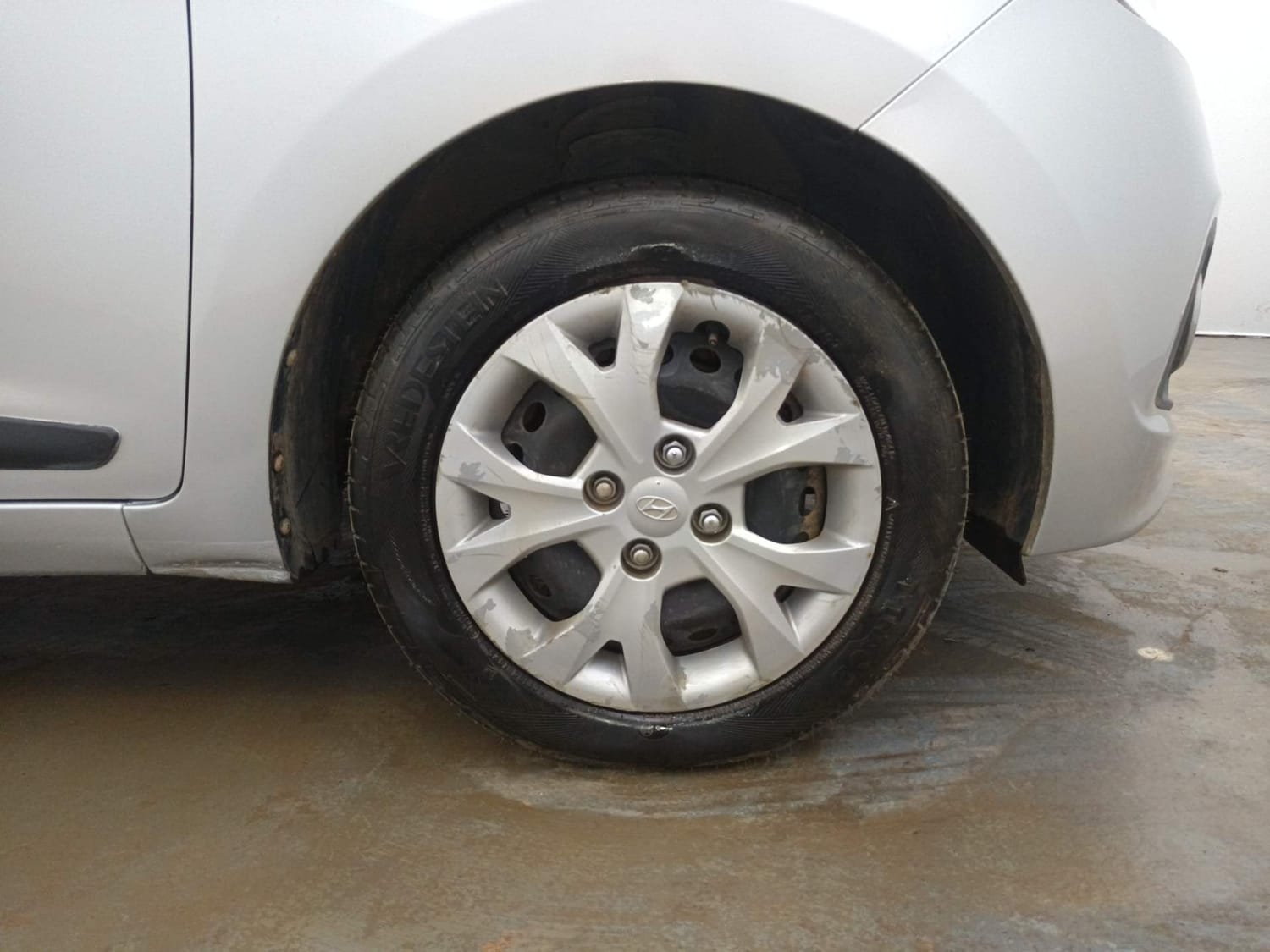 Used 2016 Hyundai Grand i10 Sportz 1.2 Kappa VTVT Petrol Manual tyres RIGHT FRONT TYRE RIM VIEW