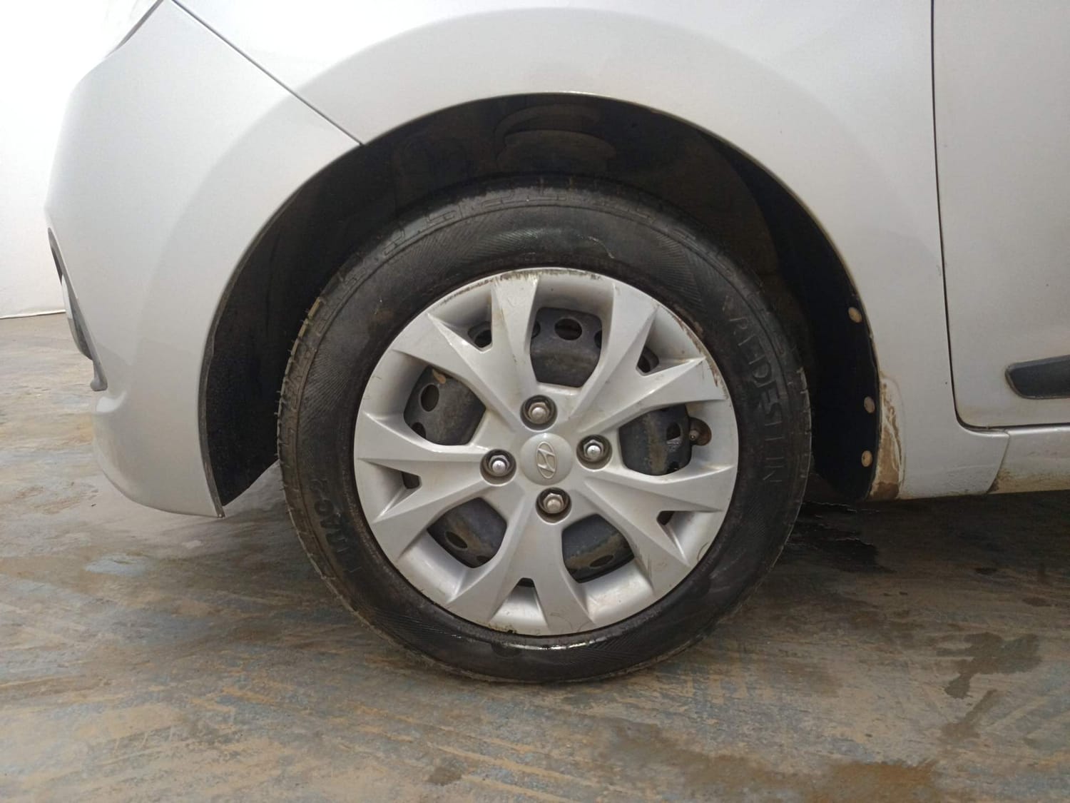Used 2016 Hyundai Grand i10 Sportz 1.2 Kappa VTVT Petrol Manual tyres LEFT FRONT TYRE RIM VIEW