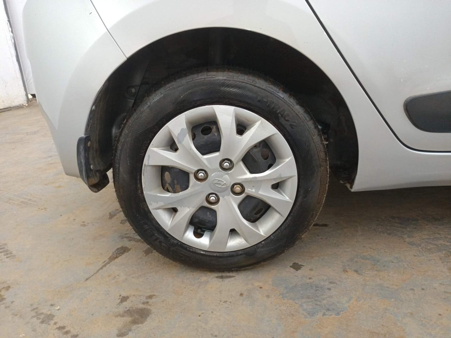 Used 2016 Hyundai Grand i10 Sportz 1.2 Kappa VTVT Petrol Manual tyres RIGHT REAR TYRE RIM VIEW