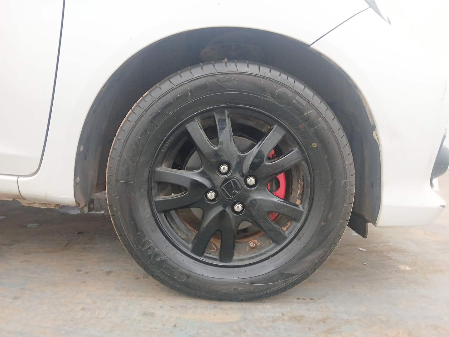 Used 2017 Honda Brio VX AT Petrol Automatic tyres RIGHT FRONT TYRE RIM VIEW