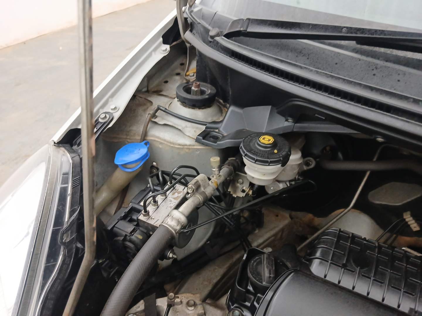 Used 2017 Honda Brio VX AT Petrol Automatic engine ENGINE RIGHT SIDE HINGE & APRON VIEW