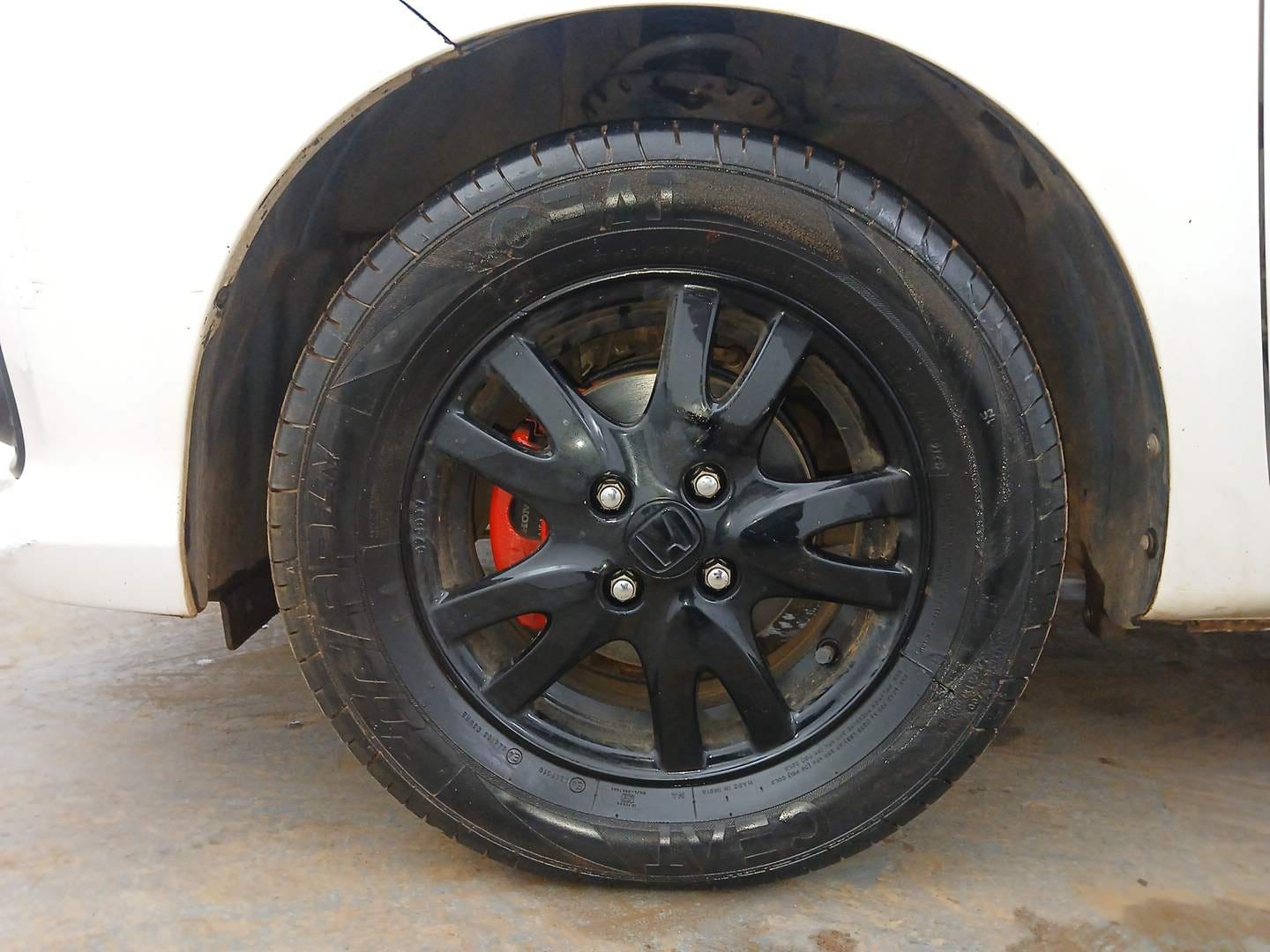 Used 2017 Honda Brio VX AT Petrol Automatic tyres LEFT FRONT TYRE RIM VIEW
