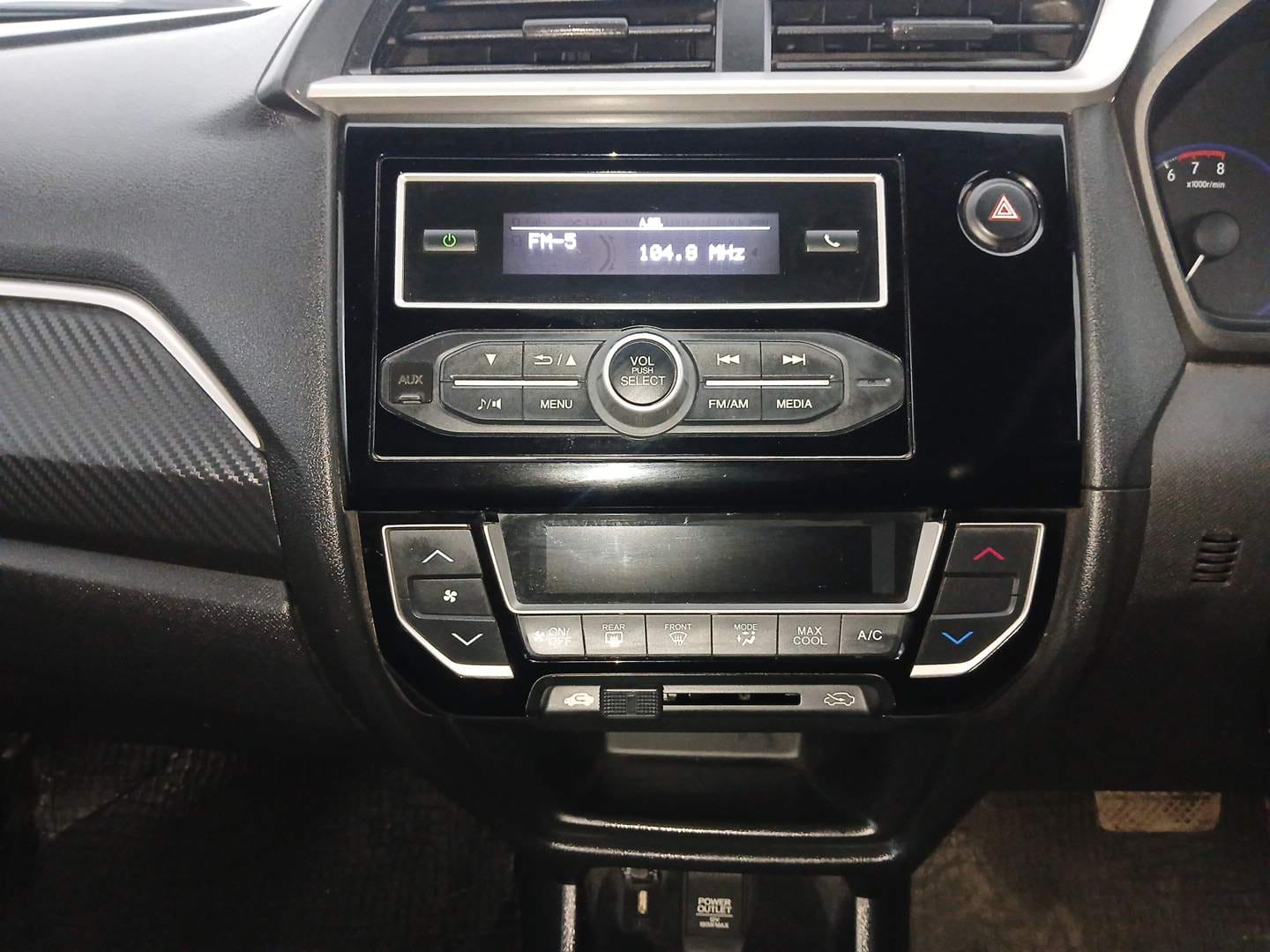 Used 2017 Honda Brio VX AT Petrol Automatic interior MUSIC SYSTEM & AC CONTROL VIEW