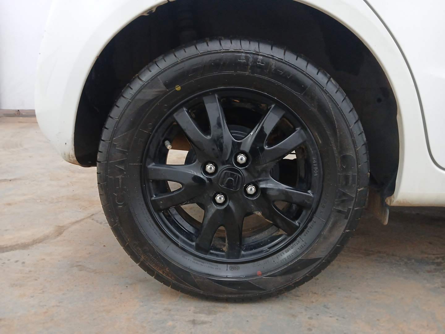 Used 2017 Honda Brio VX AT Petrol Automatic tyres RIGHT REAR TYRE RIM VIEW