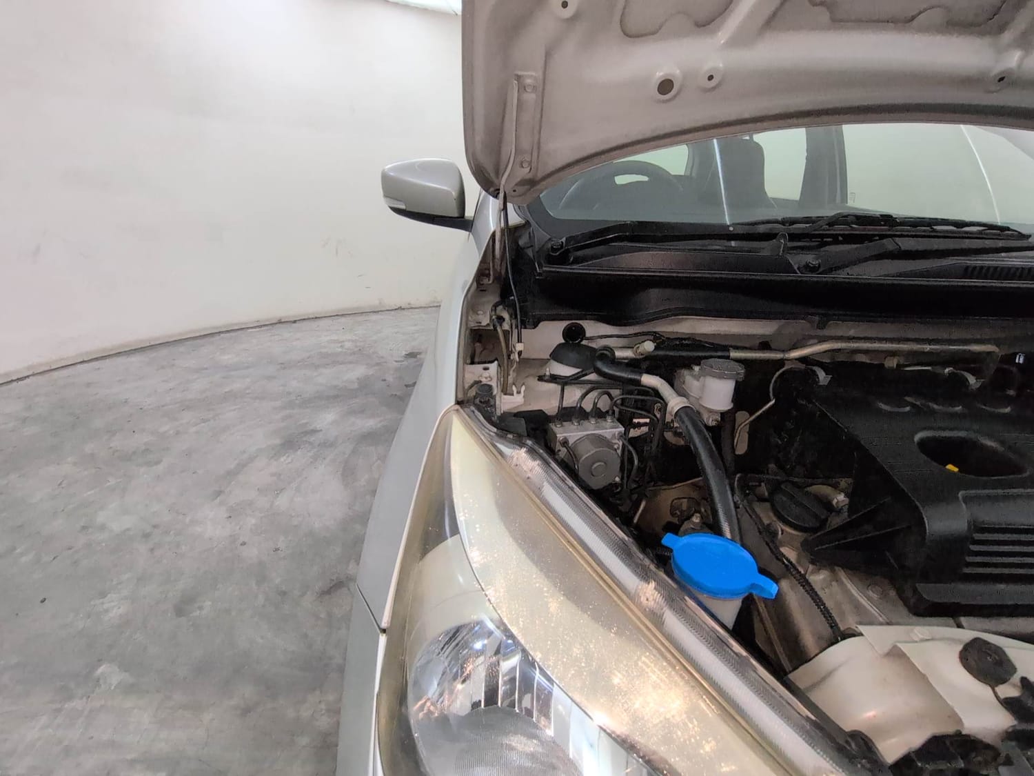 Used 2019 Maruti Suzuki Celerio ZXi AMT Petrol Automatic engine ENGINE RIGHT SIDE HINGE & APRON VIEW
