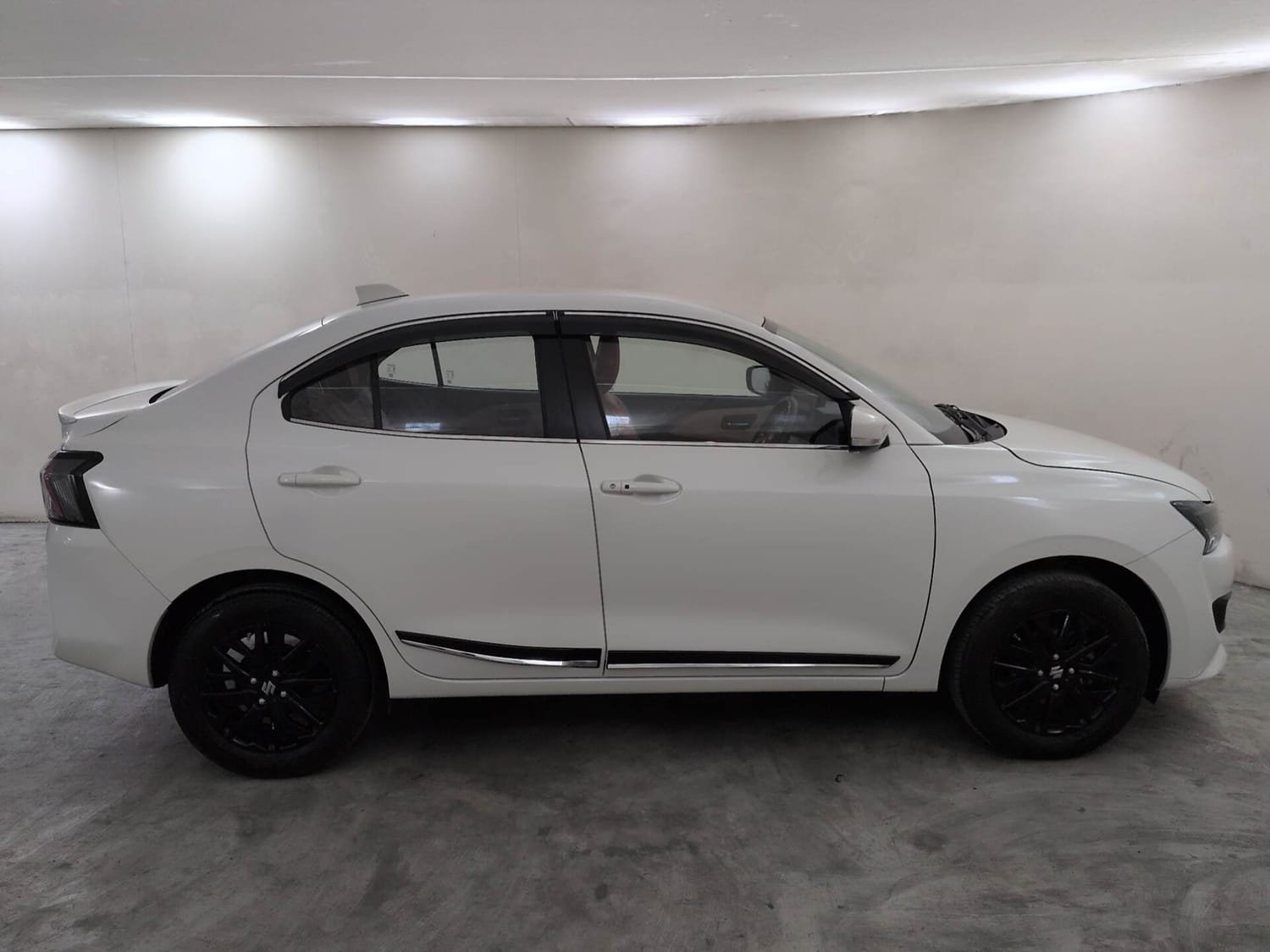 Used 2025 Maruti Suzuki Dzire ZXi AMT Petrol Automatic exterior RIGHT SIDE VIEW