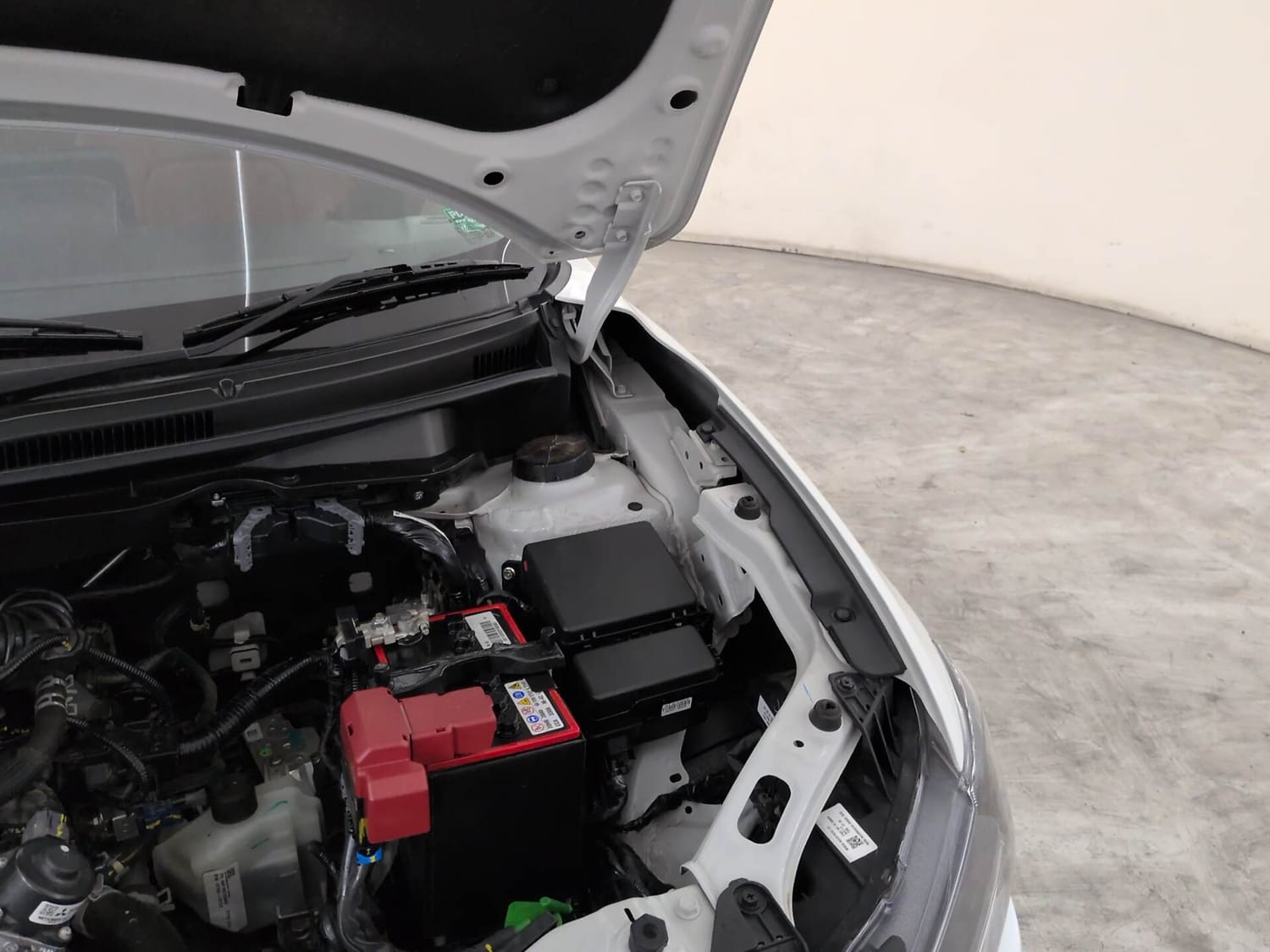 Used 2025 Maruti Suzuki Dzire ZXi AMT Petrol Automatic engine ENGINE LEFT SIDE HINGE & APRON VIEW