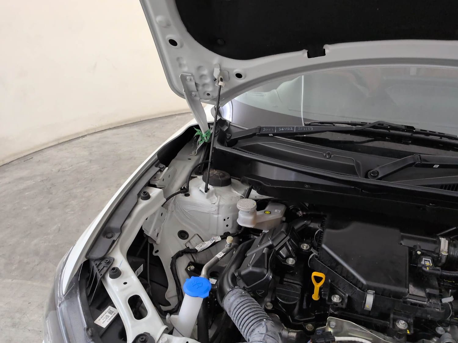 Used 2025 Maruti Suzuki Dzire ZXi AMT Petrol Automatic engine ENGINE RIGHT SIDE HINGE & APRON VIEW