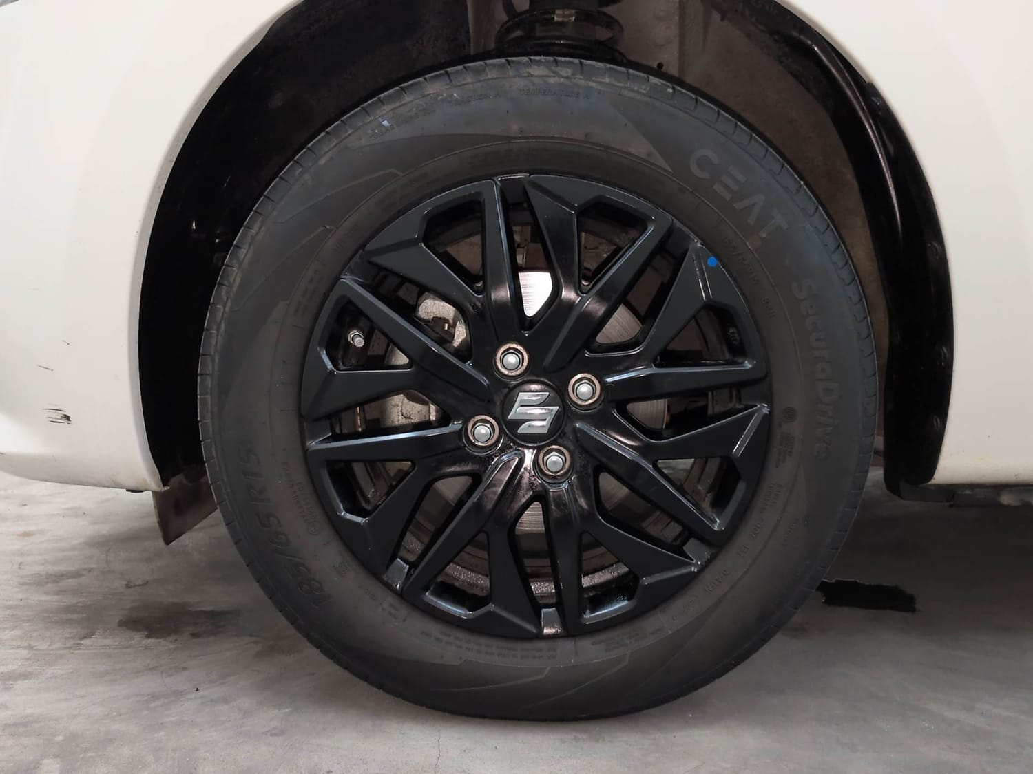 Used 2025 Maruti Suzuki Dzire ZXi AMT Petrol Automatic tyres LEFT FRONT TYRE RIM VIEW