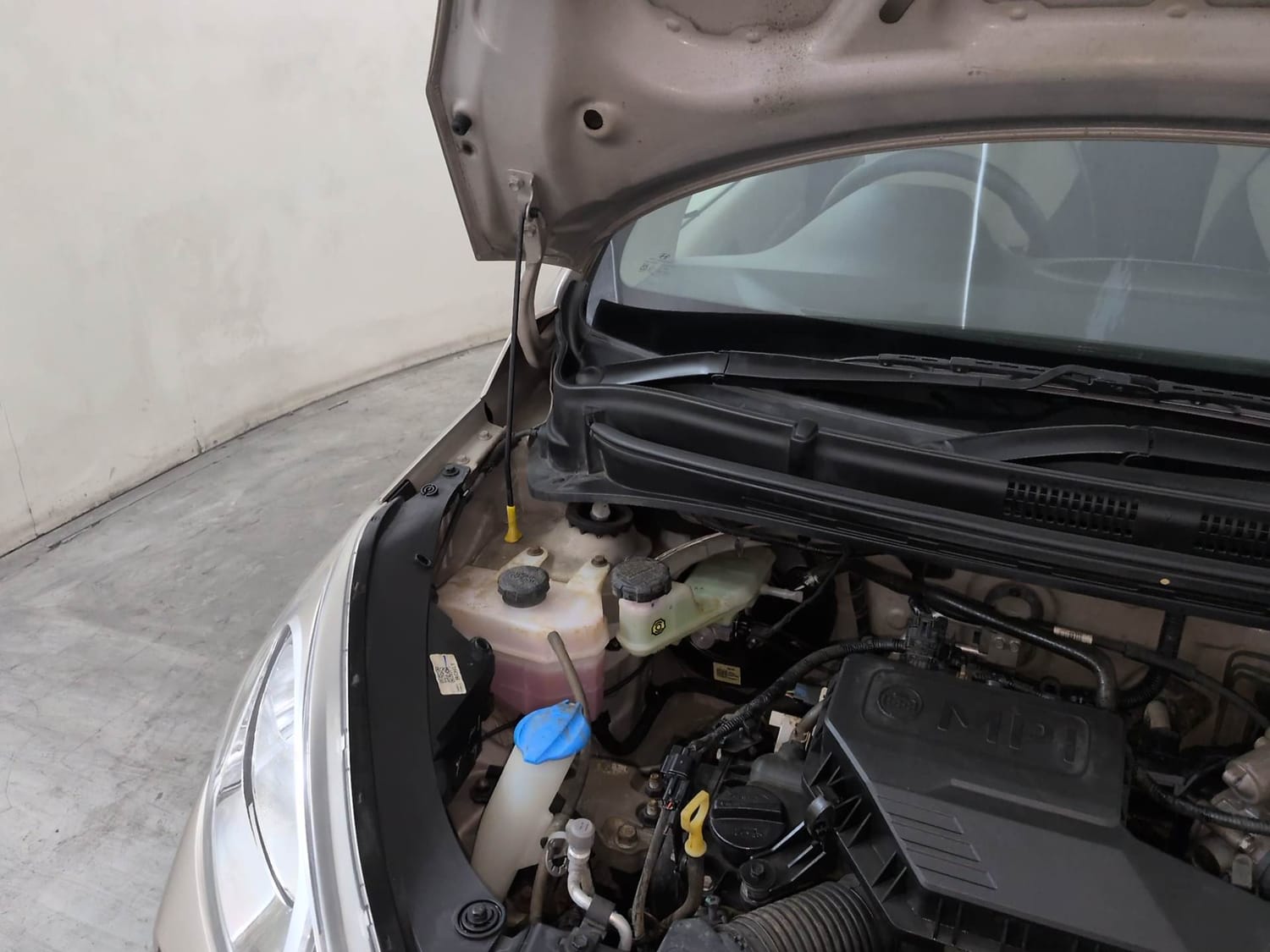 Used 2021 Hyundai Santro Era Executive Petrol Manual engine ENGINE RIGHT SIDE HINGE & APRON VIEW