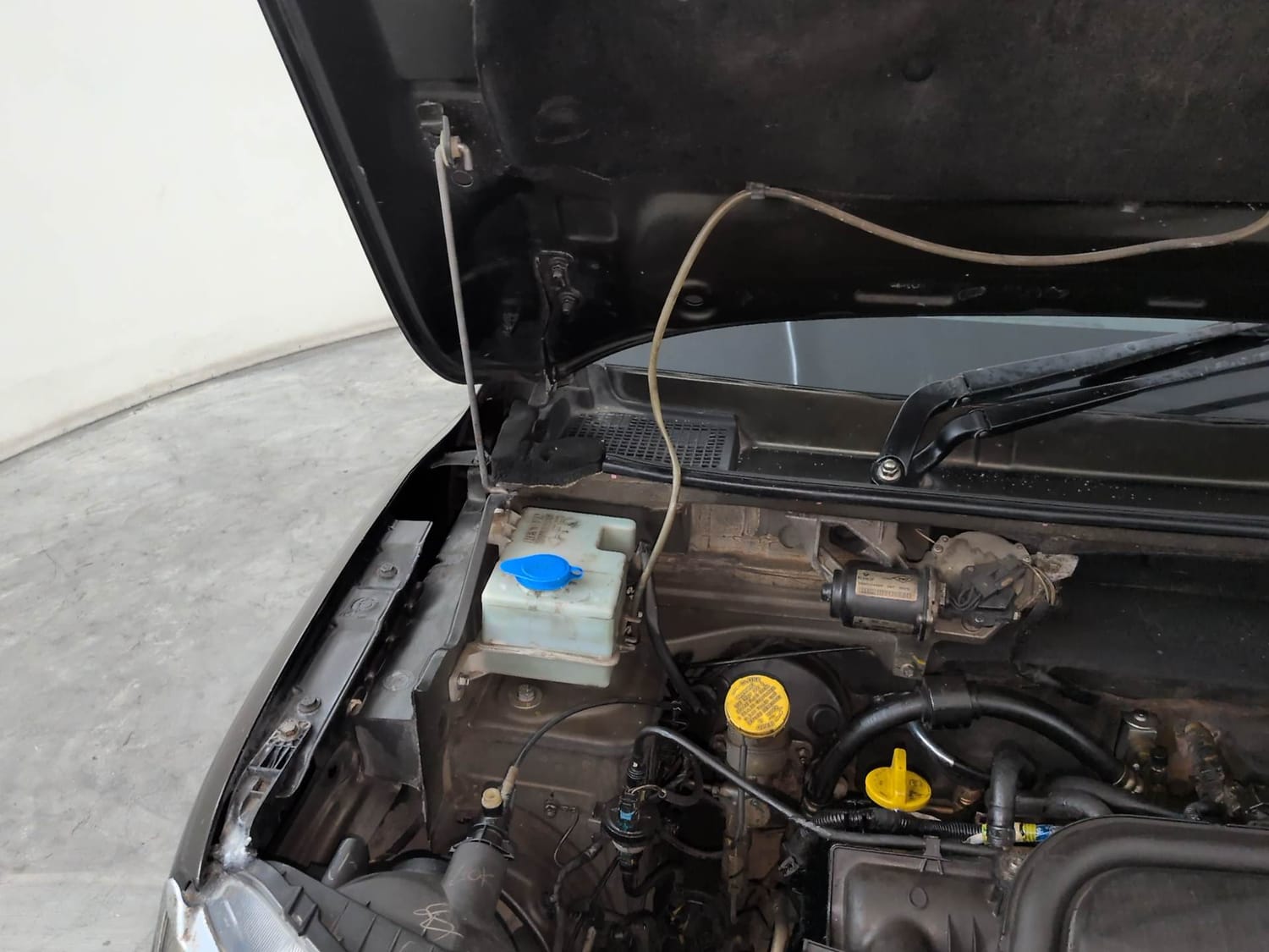 Used 2016 Renault Kwid RXT Petrol Manual engine ENGINE RIGHT SIDE HINGE & APRON VIEW