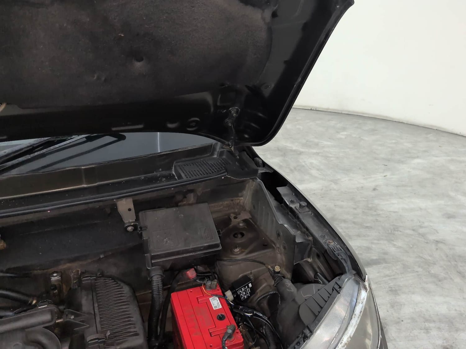 Used 2016 Renault Kwid RXT Petrol Manual engine ENGINE LEFT SIDE HINGE & APRON VIEW