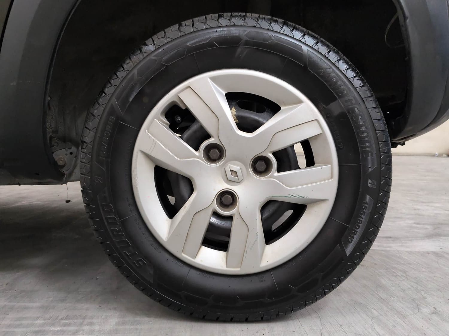 Used 2016 Renault Kwid RXT Petrol Manual tyres LEFT REAR TYRE RIM VIEW